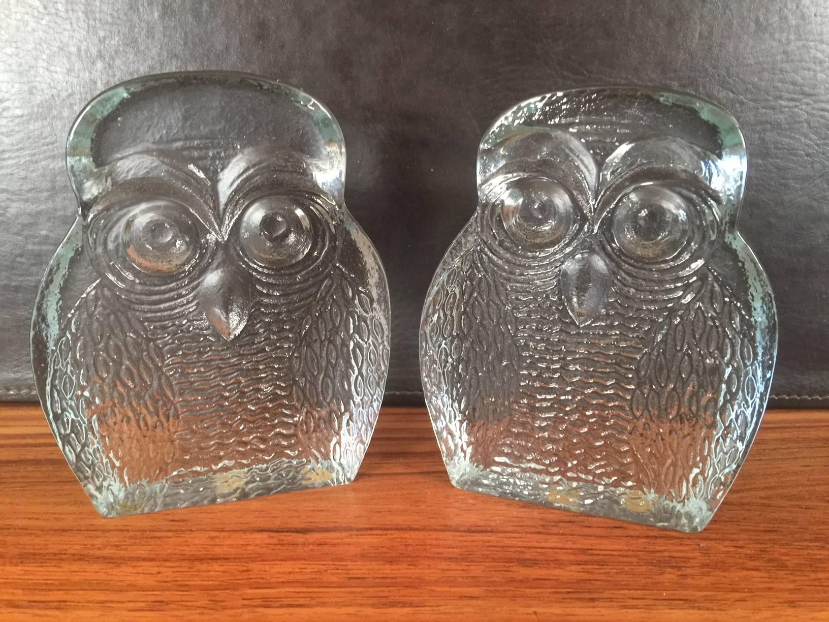Midcentury pair of handblown owl bookends by Blenko, circa 1960s. The bookends are heavy and solid with a smooth back side a finish and a textural finish on the front. Very cool decorative item.  #331