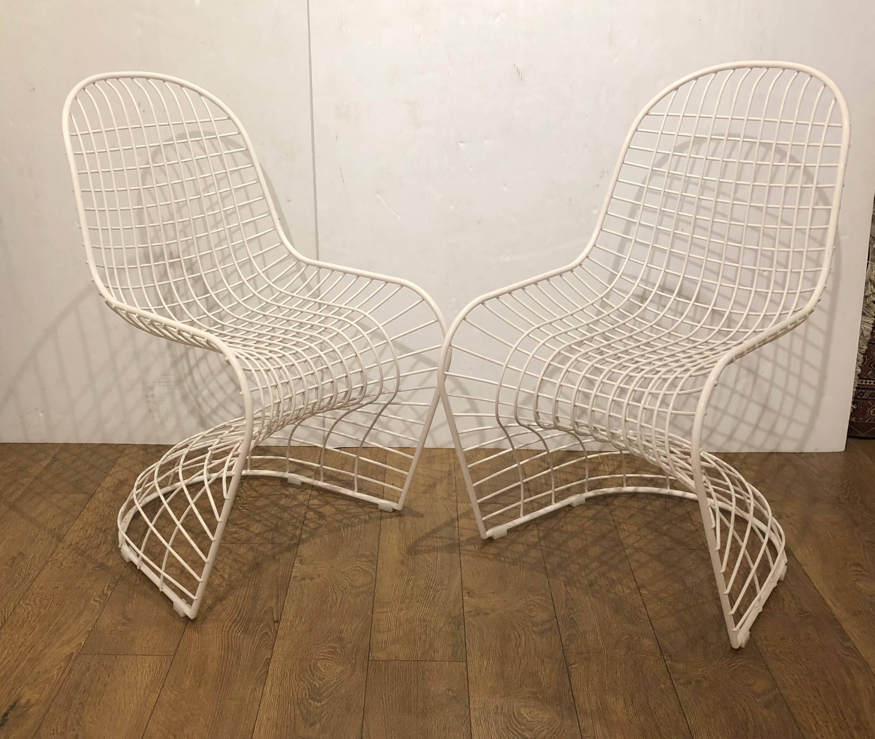 Pair of wire metal chairs great for indoors or outdoors, metal powder coated frames in white with plastic feet, great condition solid and sturdy.