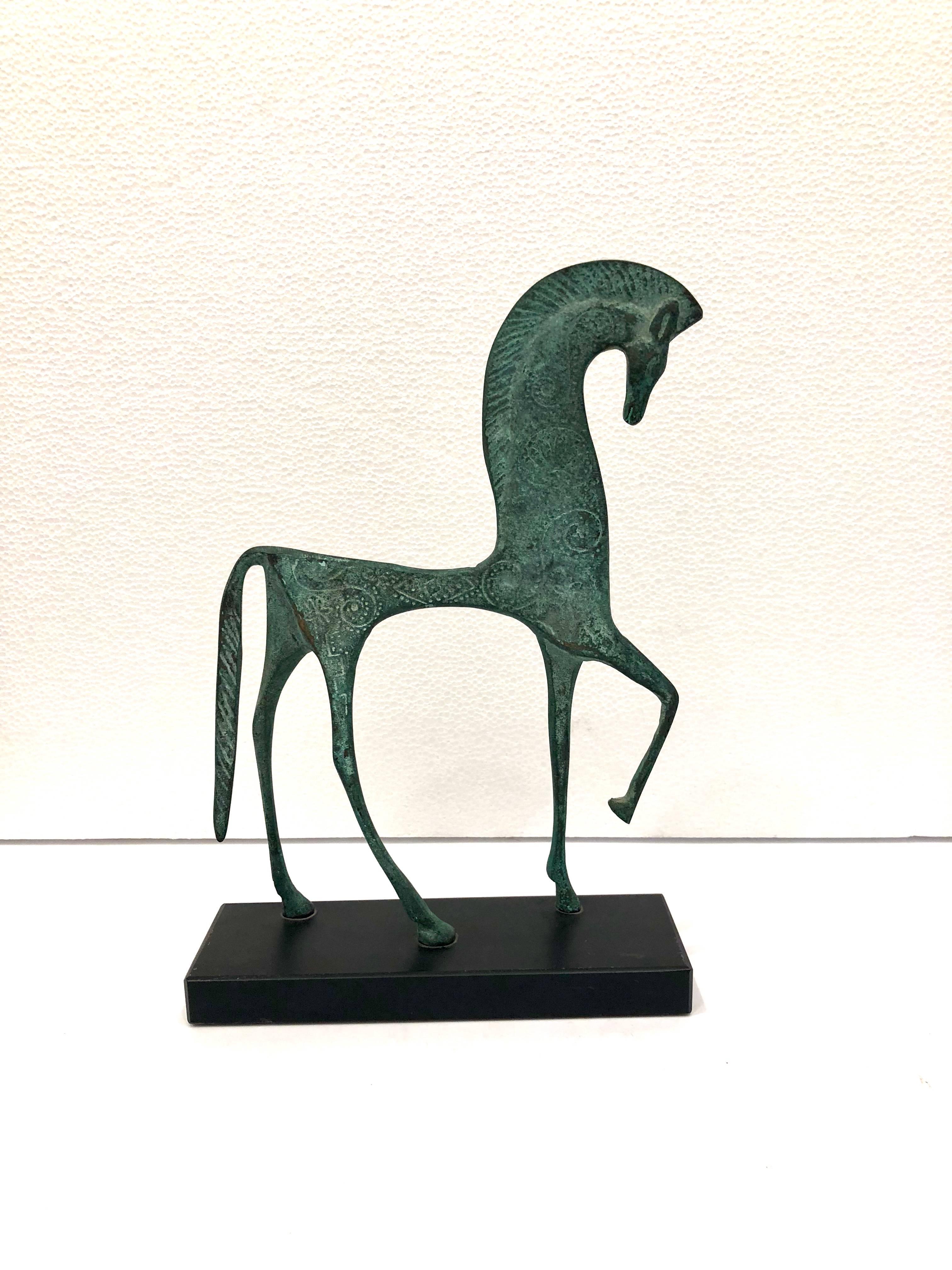 Simple elegant Etruscan horse sculpture by Francesco Simoncini, circa 1970s in a patinated bronze finish, sitting on a black slate base, made in Italy.