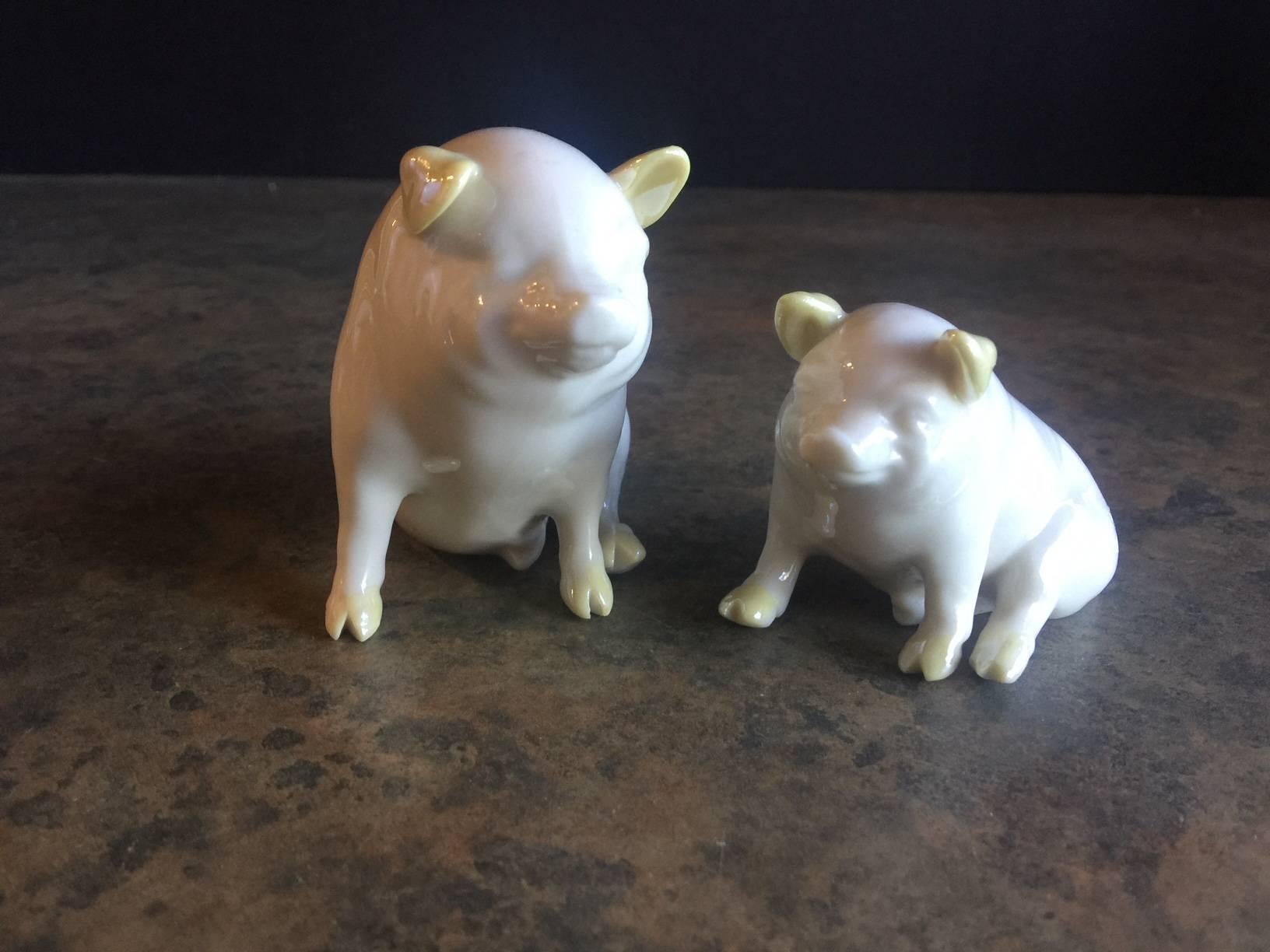 Cute pair of whimsical porcelain pigs by Belleek Pottery Ltd. of Ireland, circa 1980s. The large pig is 3