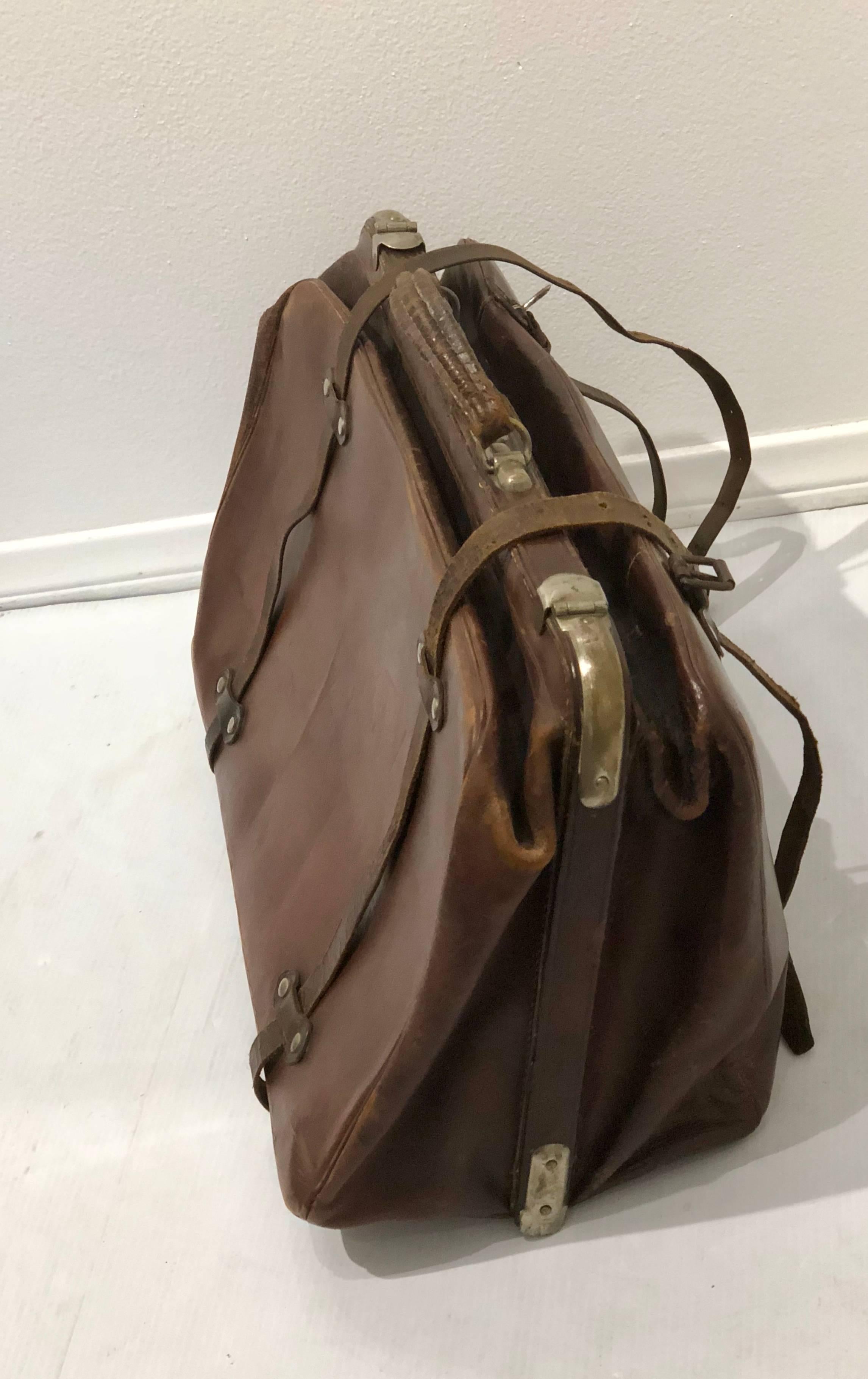 Beautiful and rare brown leather luggage doctors bag, with nice orange insert and walnut divider, nice distressed leather finish.