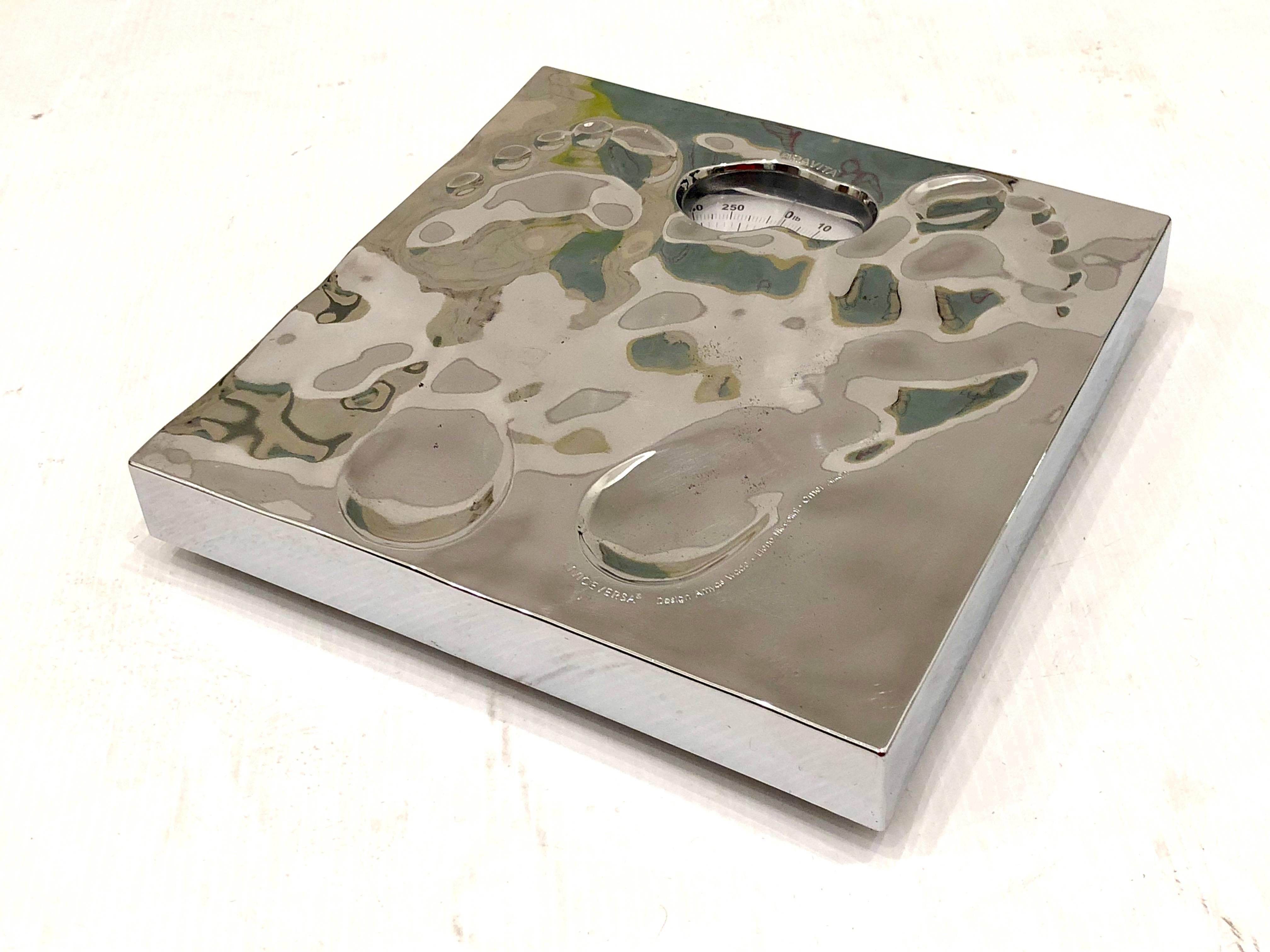 Gravita vintage metallic silver footprint weight scale midcentury MOD. Vintage bathroom scale signed GRAVITA. Viceversa-design Amyas Wade, Elena Niccolini, Omer Alkan, nice Pop Art piece.
 