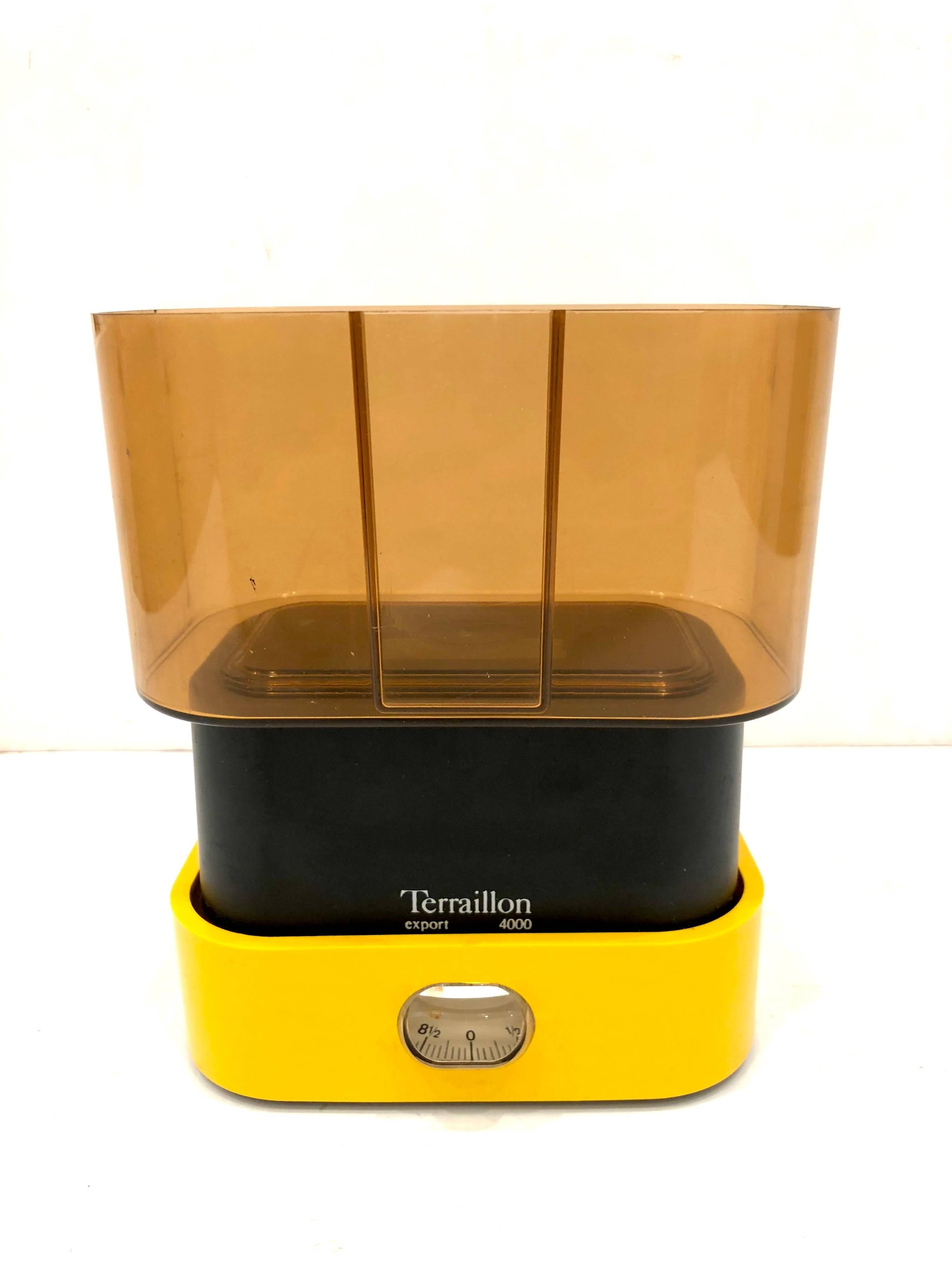 Great design on this beautiful scale design by Marco Zanuso for Terraillon, circa 1970s in nice yellow color with smoke basket , very light use and perfect working condition.
