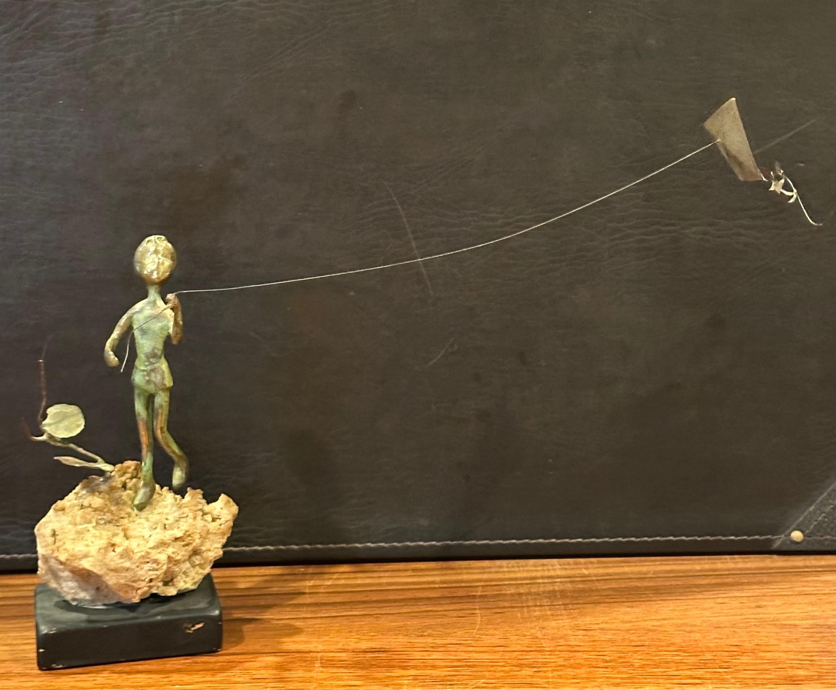 Niño volando una cometa Escultura de bronce sobre roca volcánica de Malcolm Moran Moderno de mediados de siglo en venta