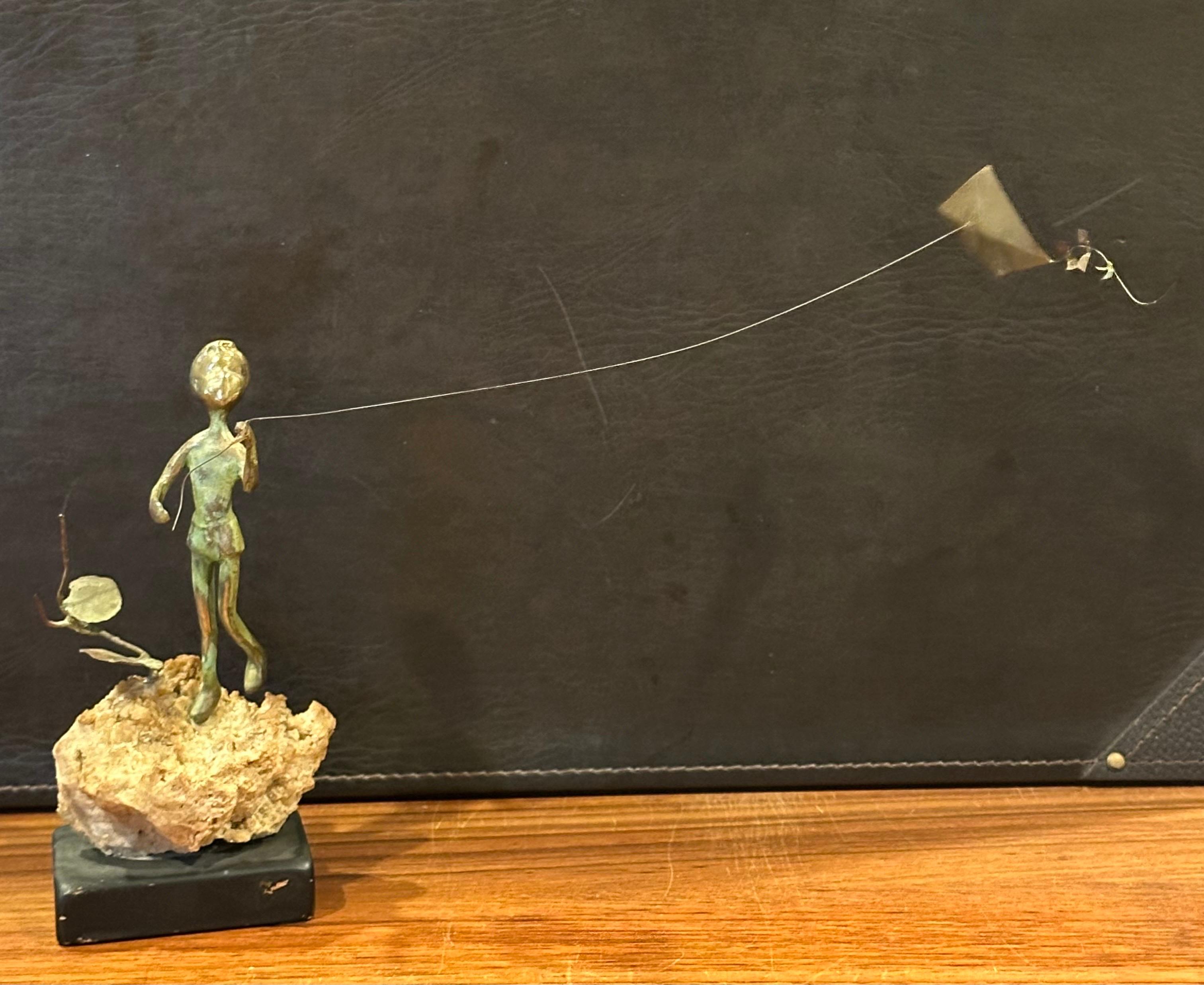 Niño volando una cometa Escultura de bronce sobre roca volcánica de Malcolm Moran en venta 6
