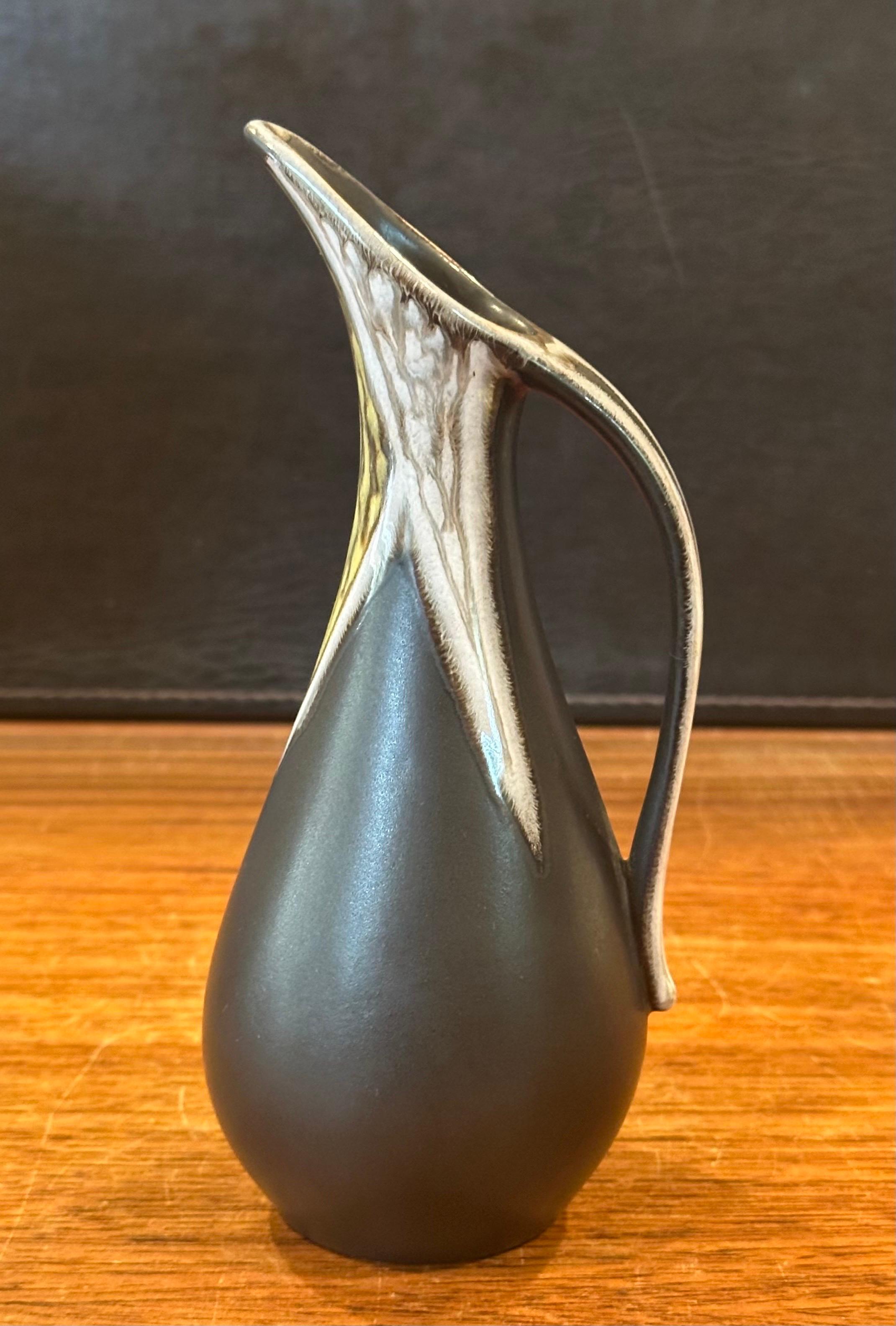 Petite aiguière en grès moderne danoise par Soholm Bornholm Bon état - En vente à San Diego, CA