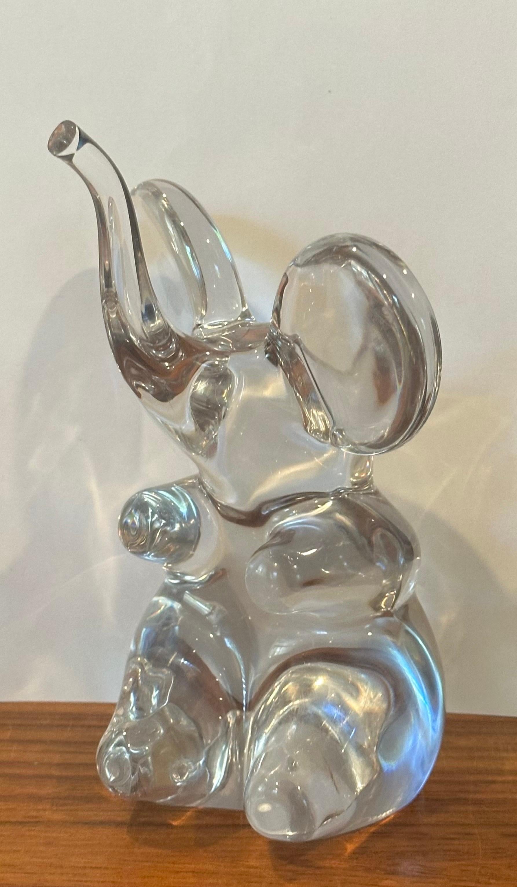 Mid-Century moderno Scultura di Elefante seduto in vetro artistico trasparente di Daum, Francia in vendita