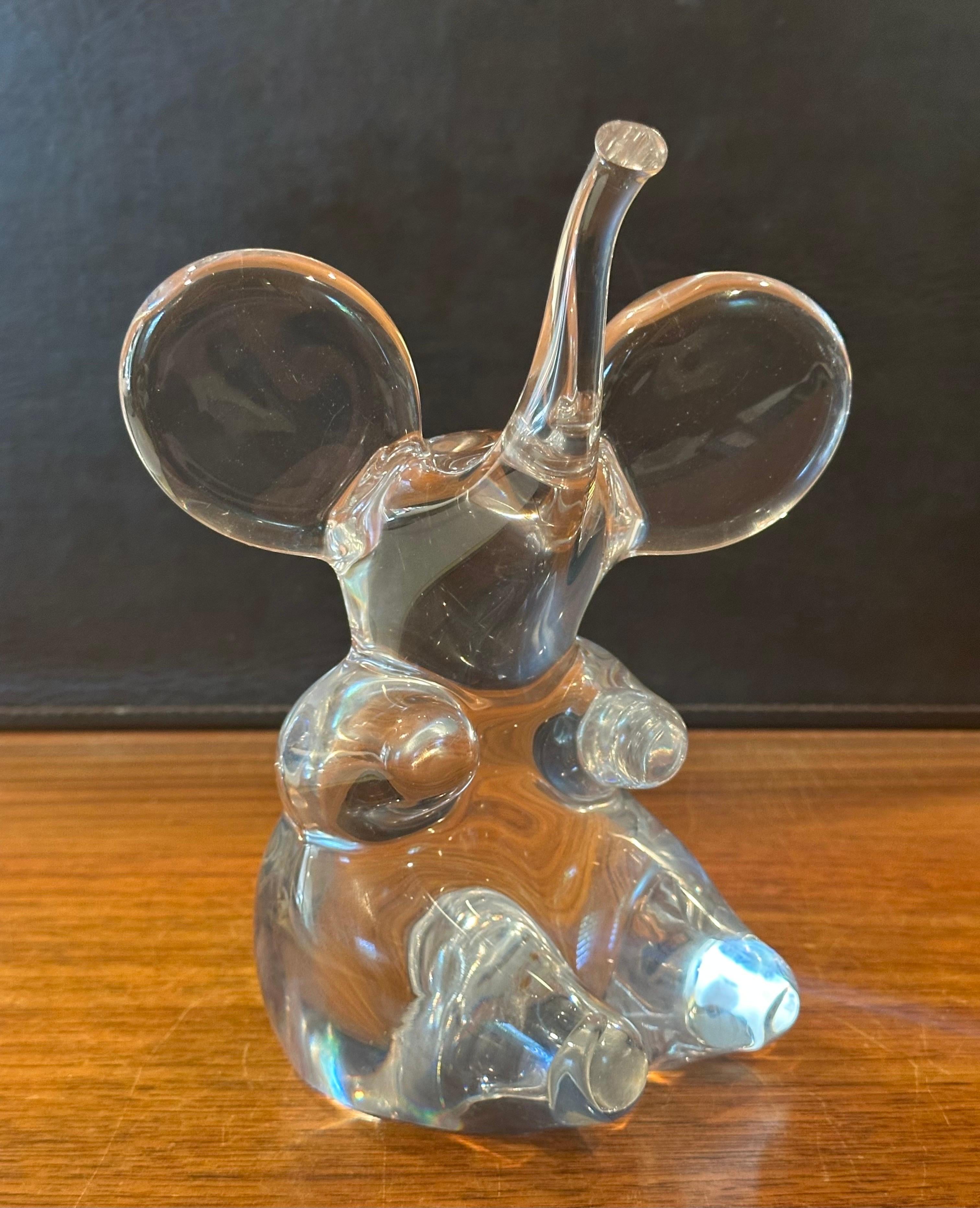 Scultura di Elefante seduto in vetro artistico trasparente di Daum, Francia In condizioni buone in vendita a San Diego, CA