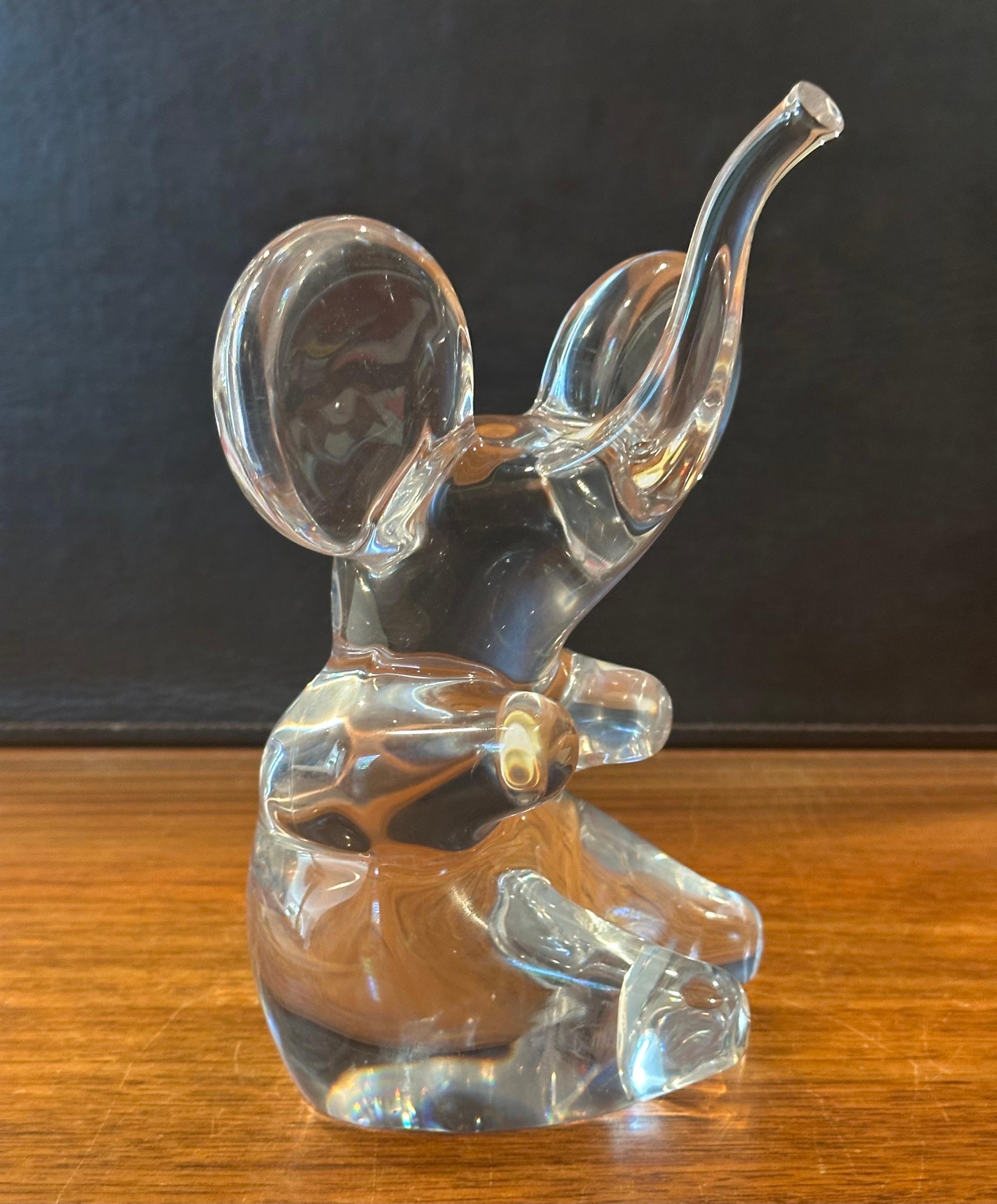 XX secolo Scultura di Elefante seduto in vetro artistico trasparente di Daum, Francia in vendita