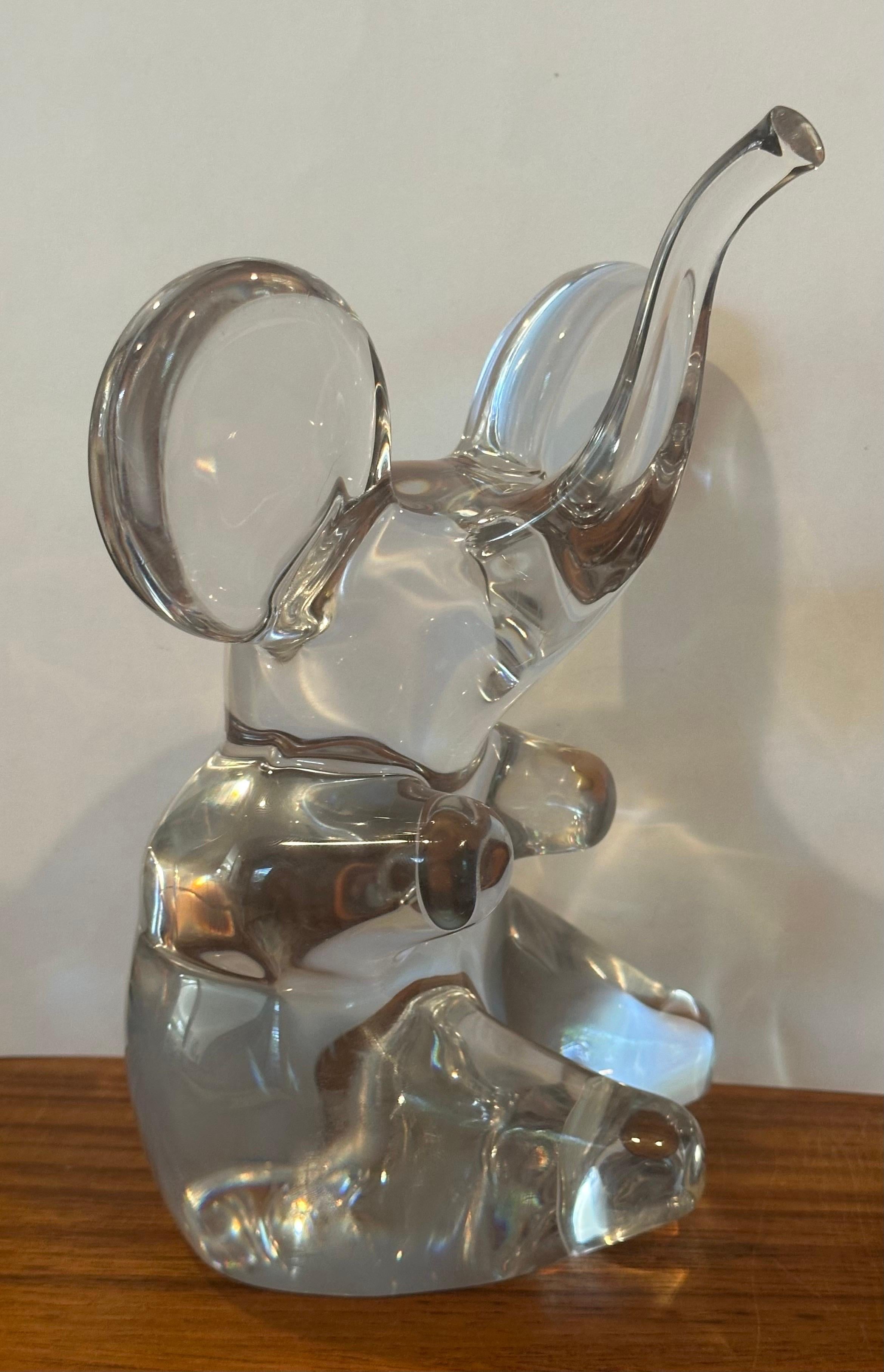 Francese Scultura di Elefante seduto in vetro artistico trasparente di Daum, Francia in vendita