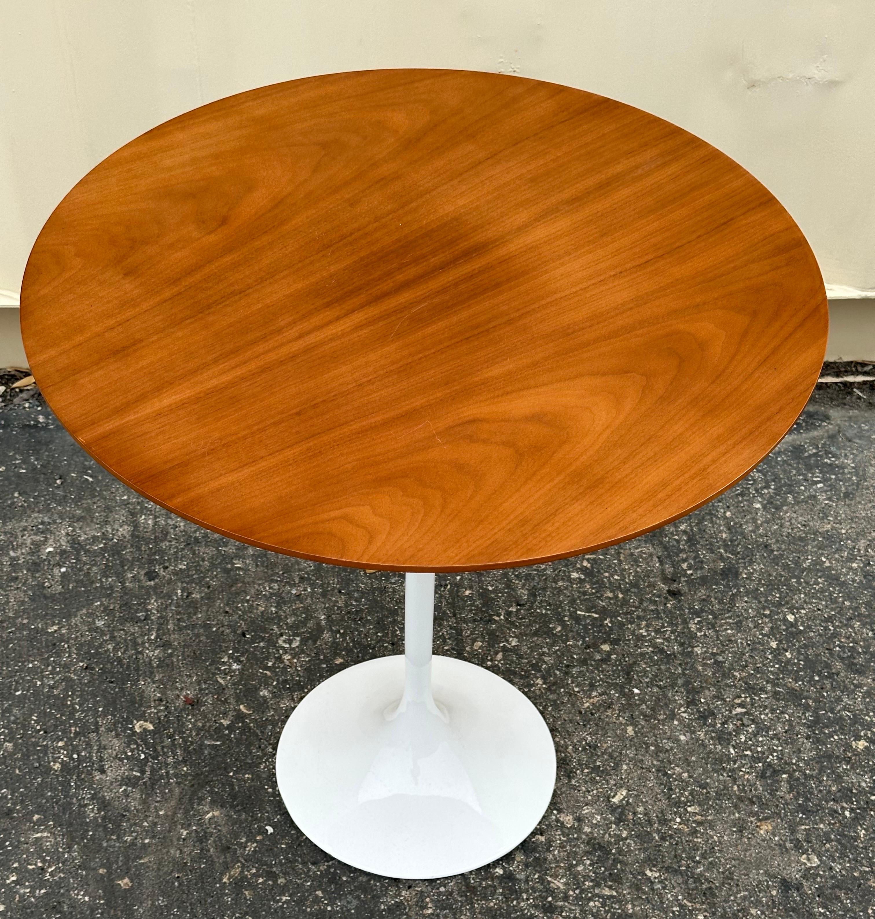 Pedestal “Tulip” Side Table by Eero Saarinen for Knoll In Good Condition For Sale In San Diego, CA
