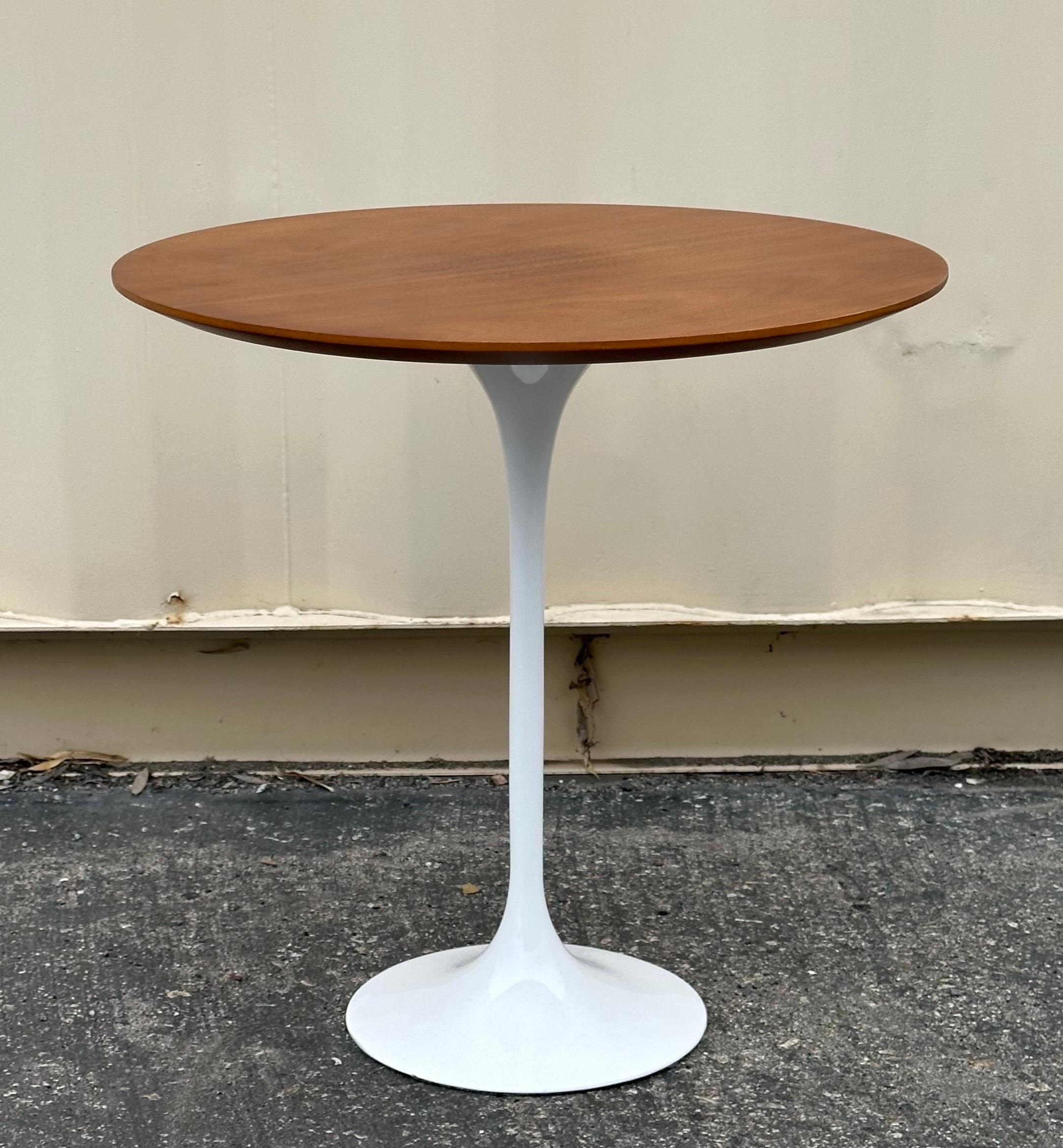 Pedestal “Tulip” Side Table by Eero Saarinen for Knoll For Sale 1