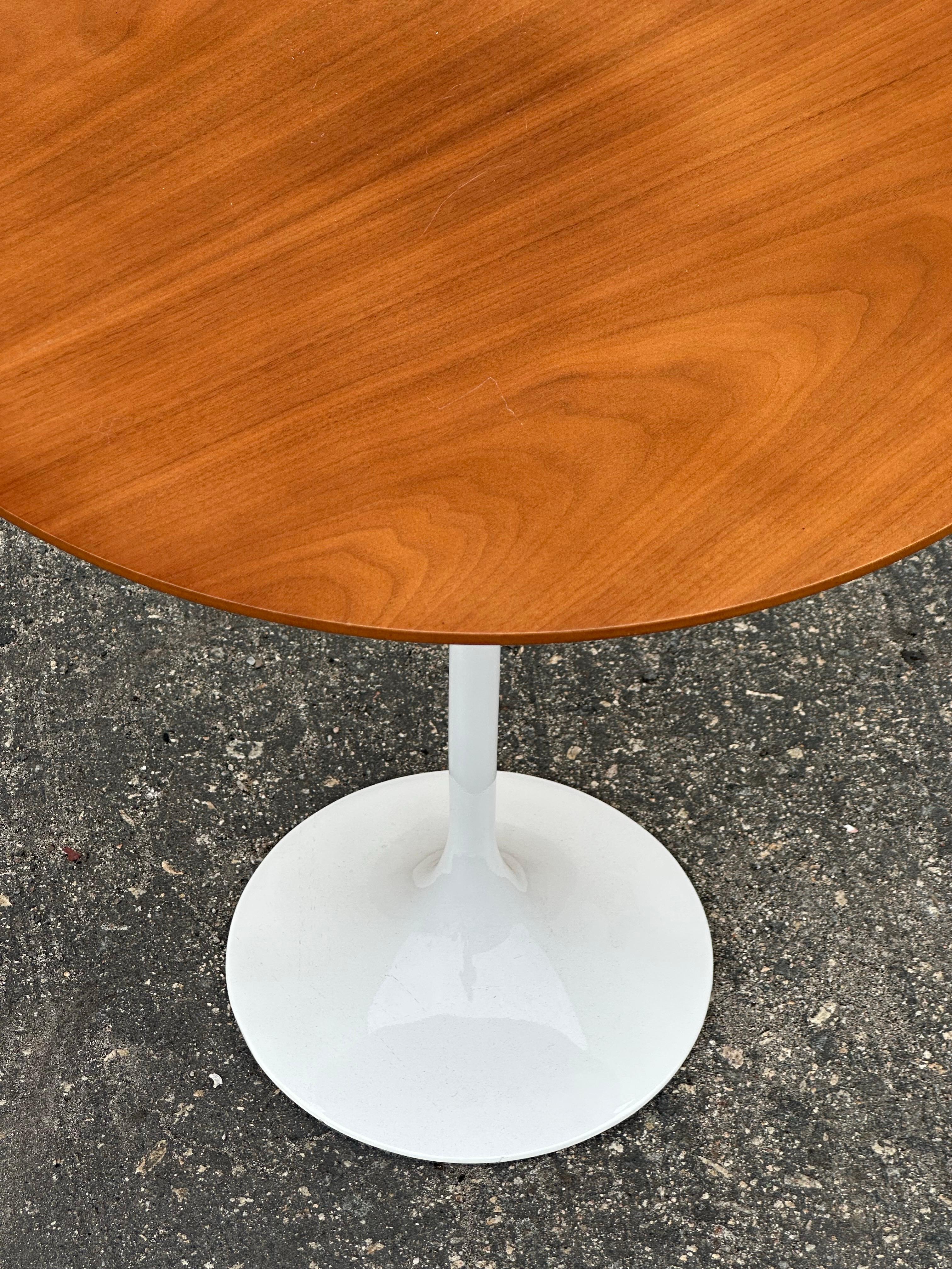 Pedestal “Tulip” Side Table by Eero Saarinen for Knoll For Sale 3