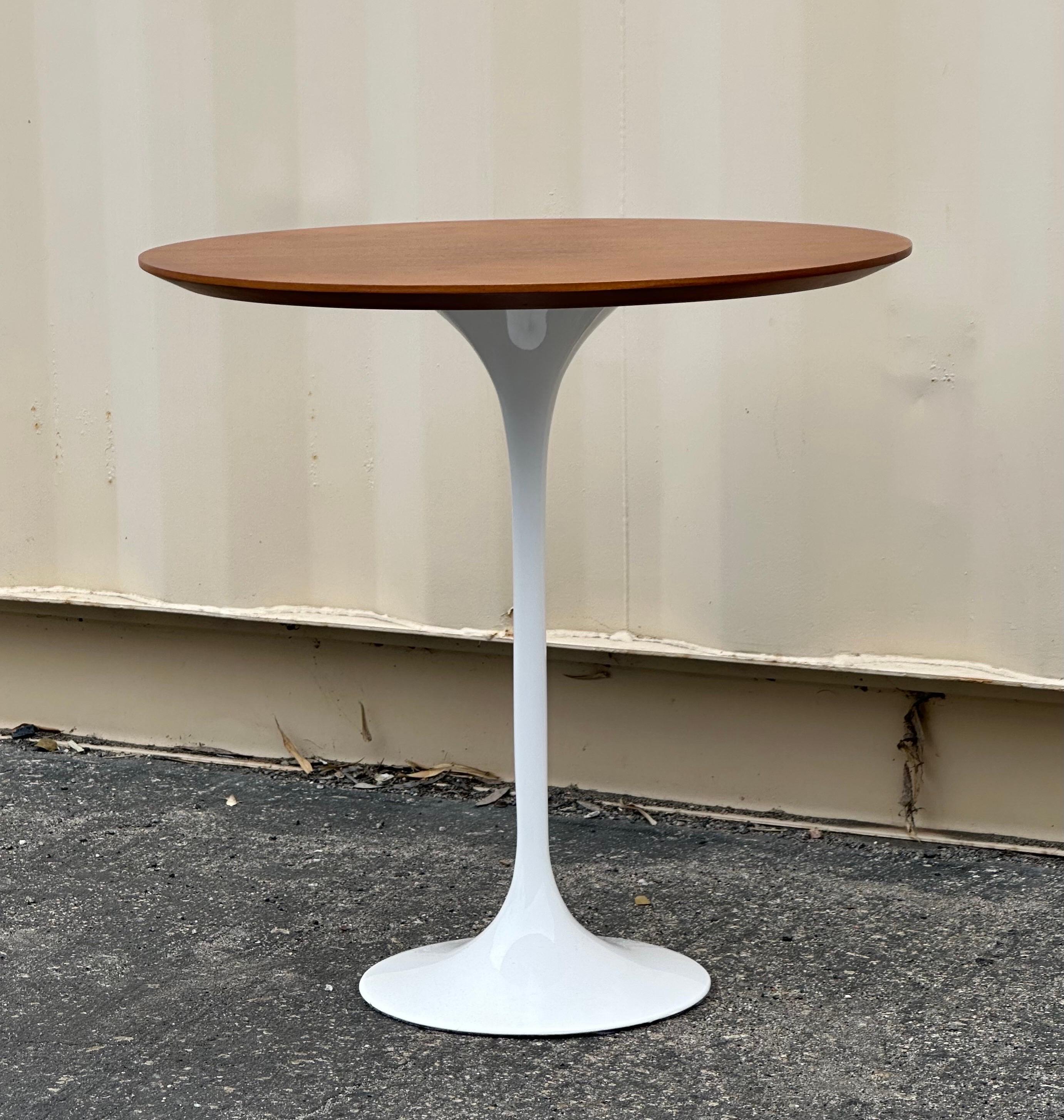 Pedestal “Tulip” Side Table by Eero Saarinen for Knoll For Sale 2