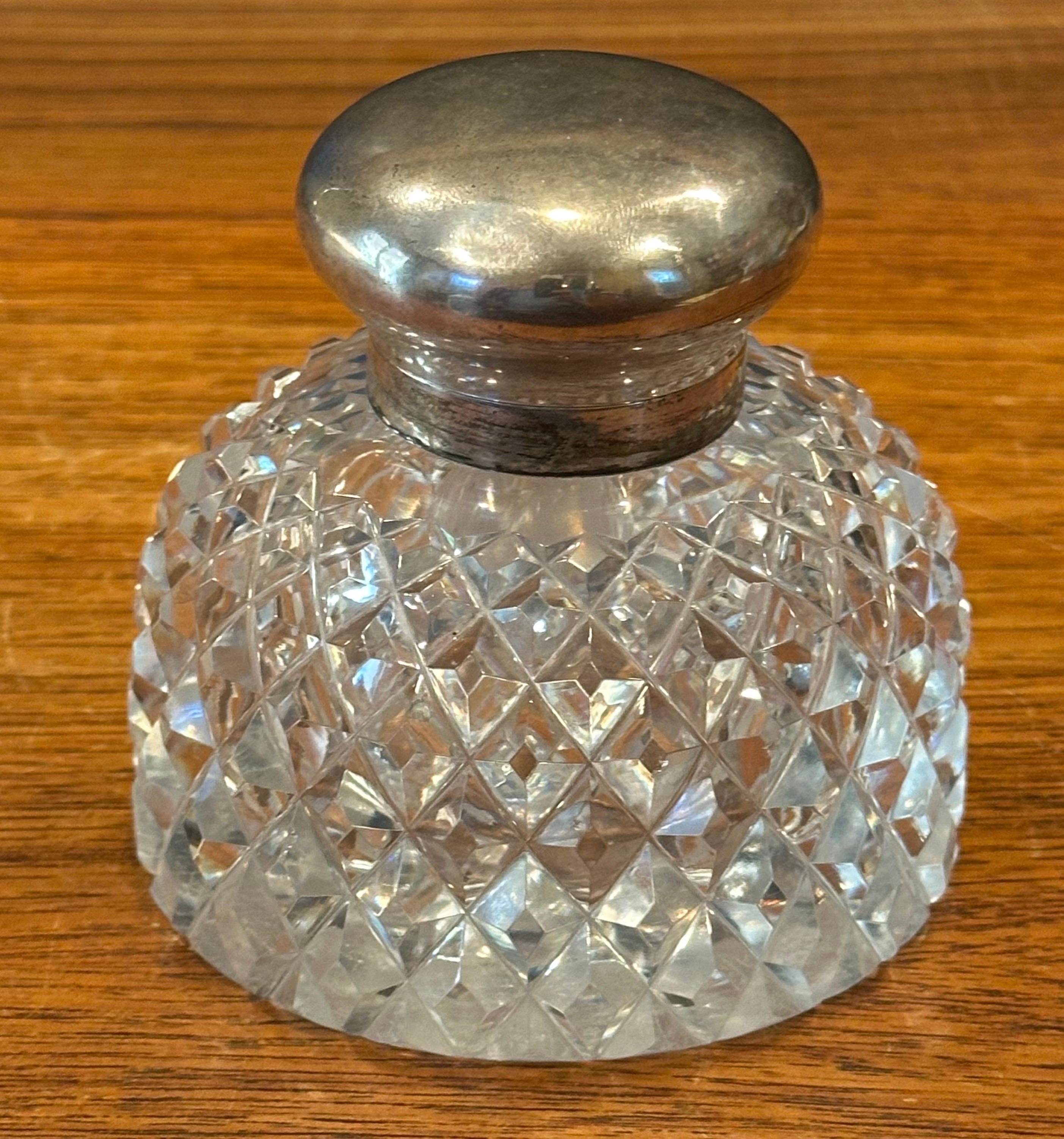 Anglais Encrier ancien en verre taillé d'époque victorienne avec couvercle en argent Sterling en vente