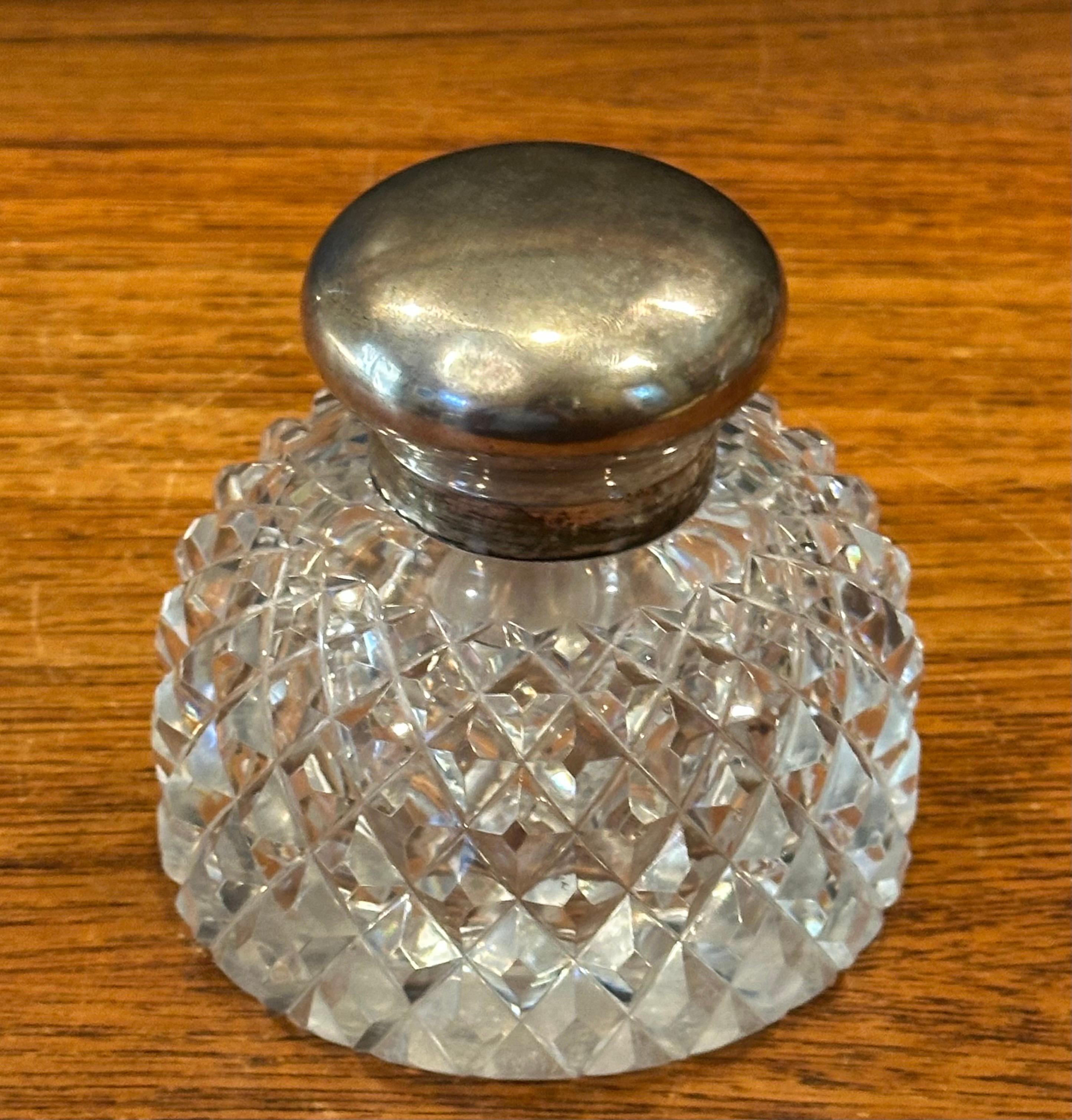 Encrier ancien en verre taillé d'époque victorienne avec couvercle en argent Sterling Bon état - En vente à San Diego, CA