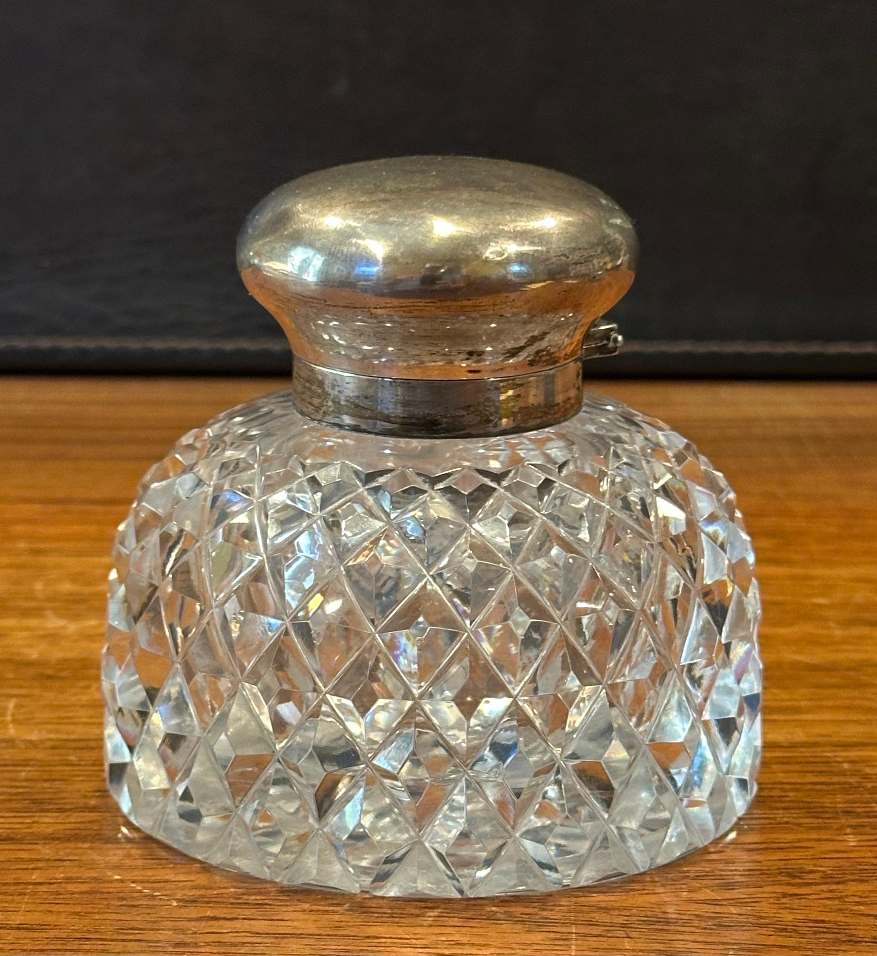 XIXe siècle Encrier ancien en verre taillé d'époque victorienne avec couvercle en argent Sterling en vente