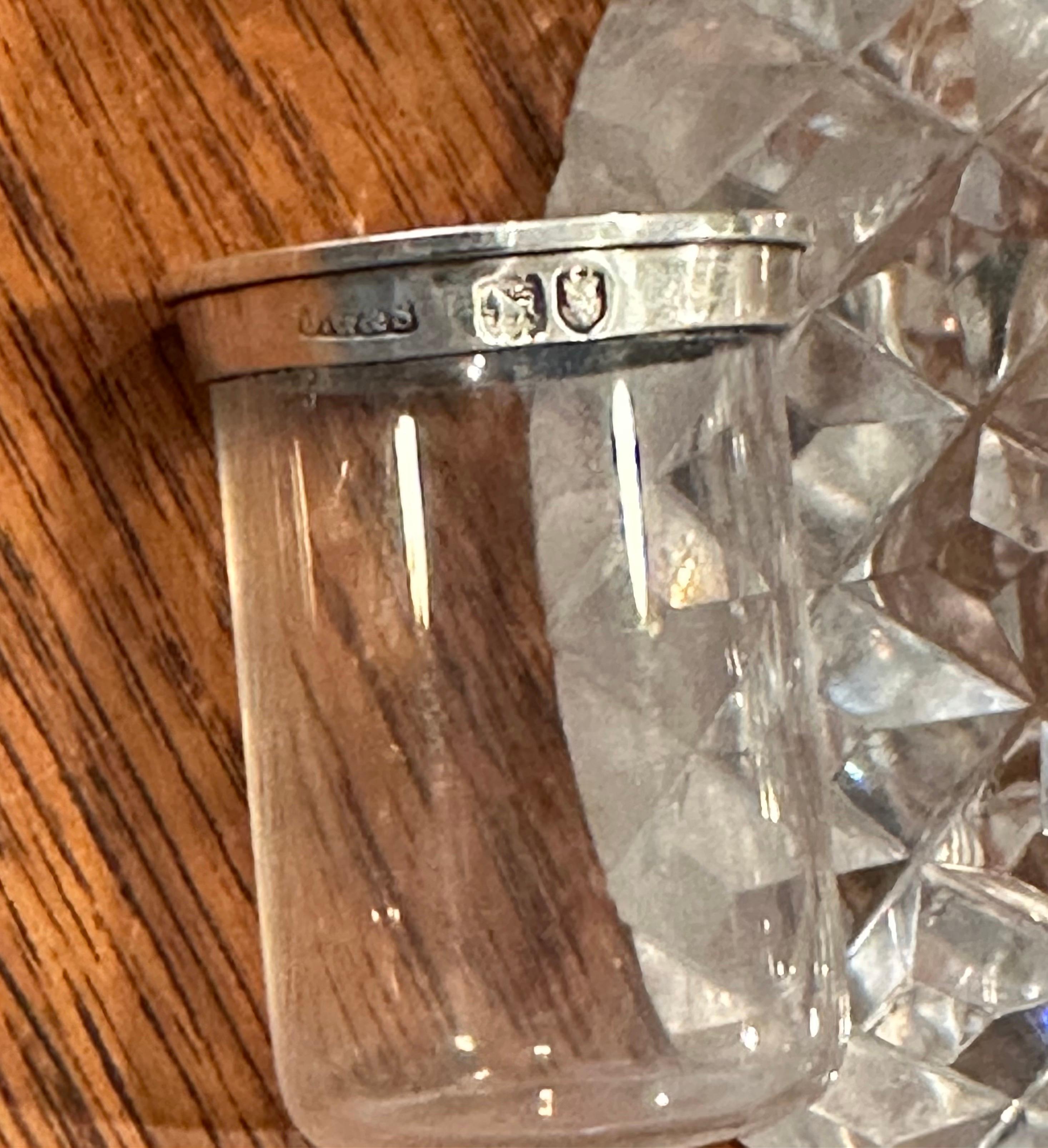 Encrier ancien en verre taillé d'époque victorienne avec couvercle en argent Sterling en vente 5