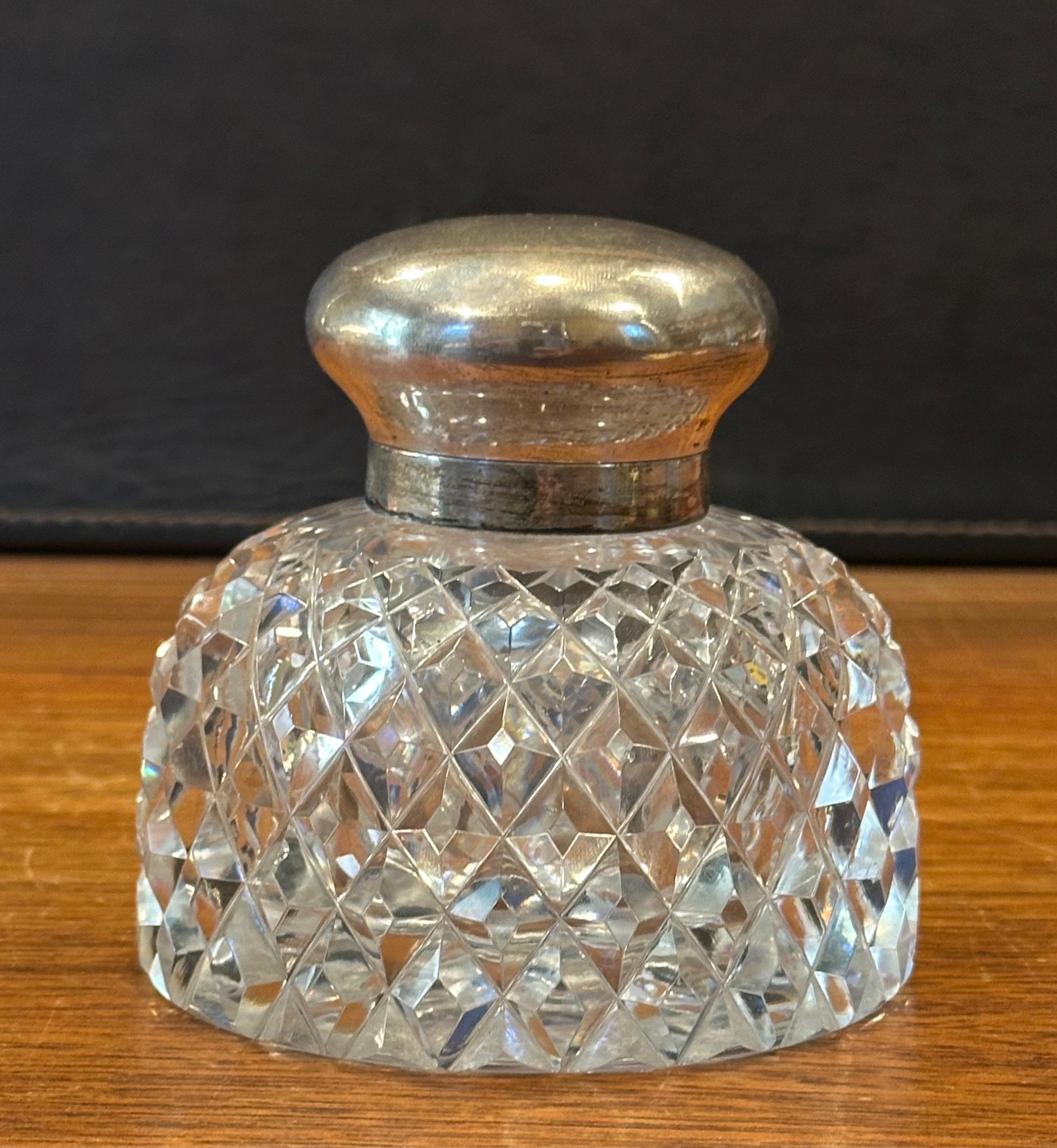 Encrier ancien en verre taillé d'époque victorienne avec couvercle en argent Sterling en vente 1
