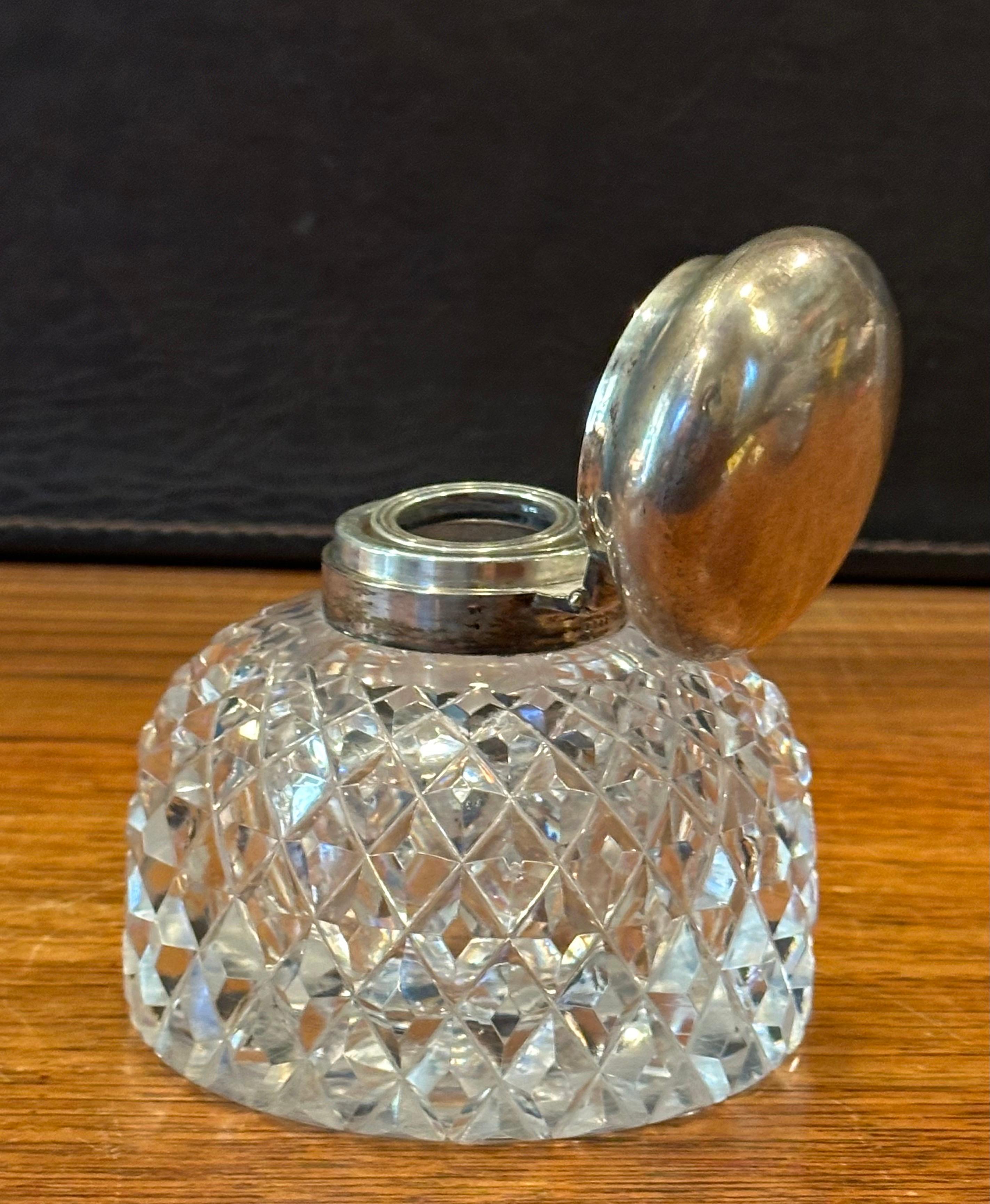 Encrier ancien en verre taillé d'époque victorienne avec couvercle en argent Sterling en vente 3