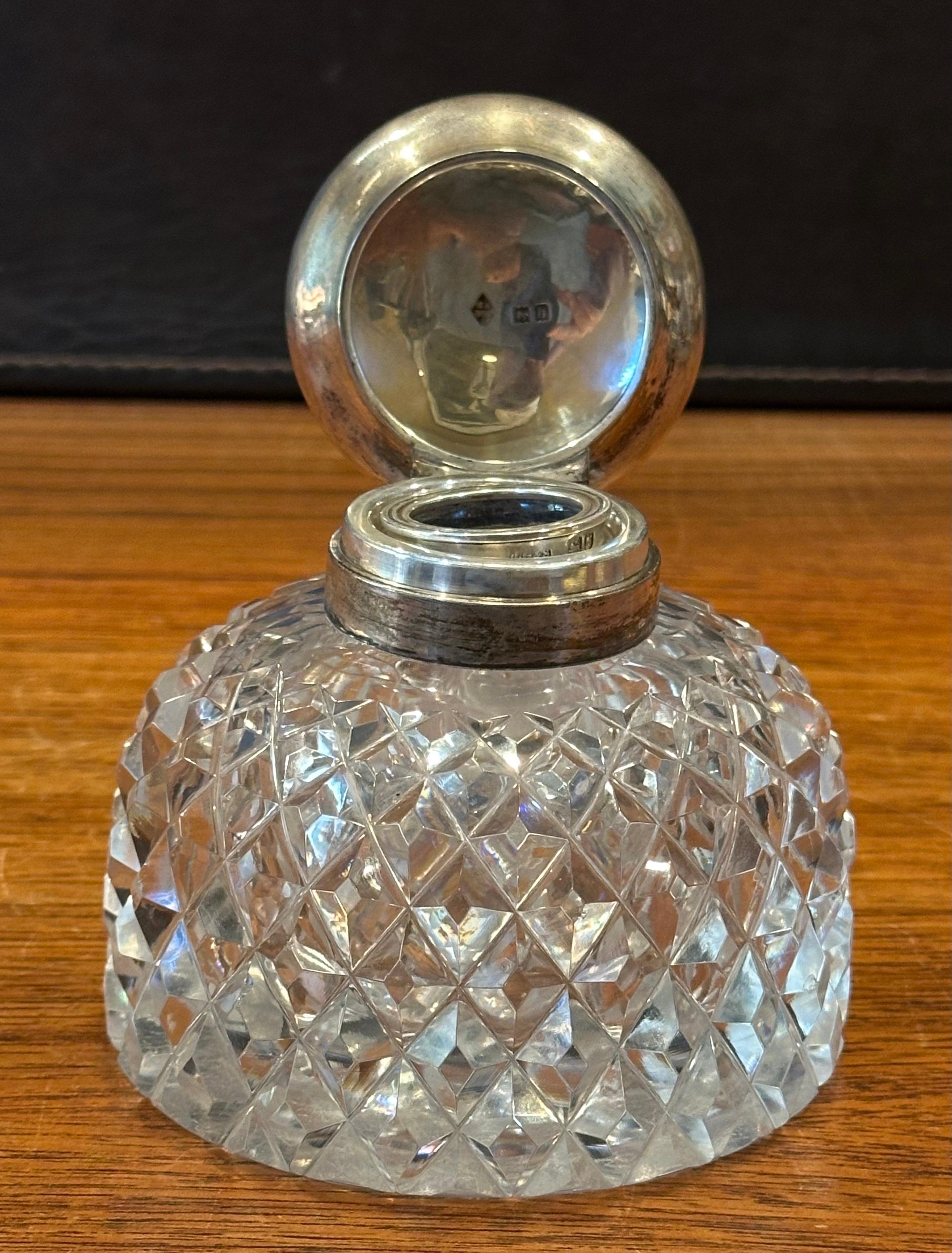 Encrier ancien en verre taillé d'époque victorienne avec couvercle en argent Sterling en vente 2