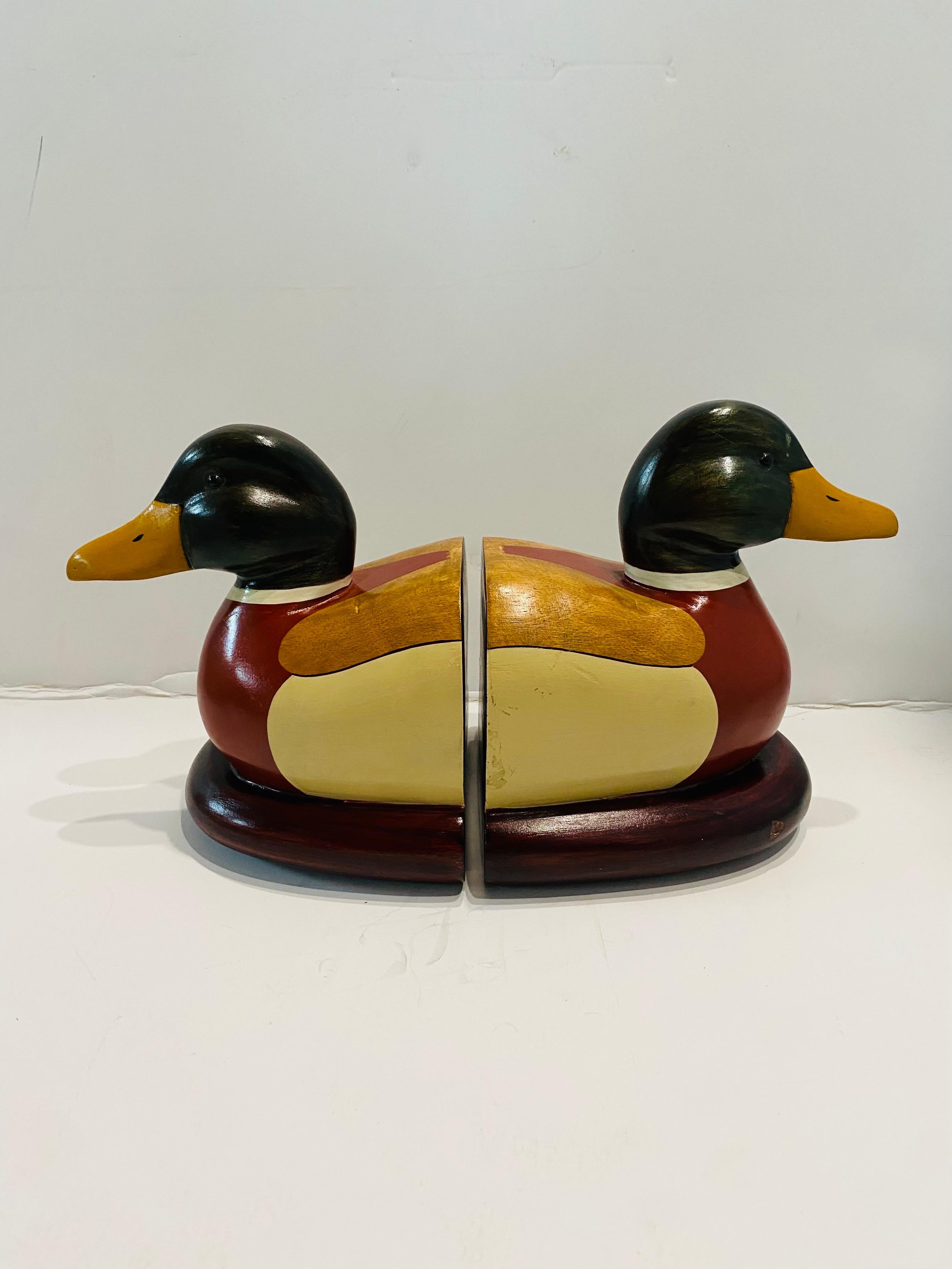 Coppia di fermalibri in legno con esca di anatra, splendidamente scolpiti e incredibilmente nostalgici. Questi fermalibri a forma di anatra dall'aspetto realistico hanno un look classico e senza tempo. Realizzati negli anni '60, questi rari