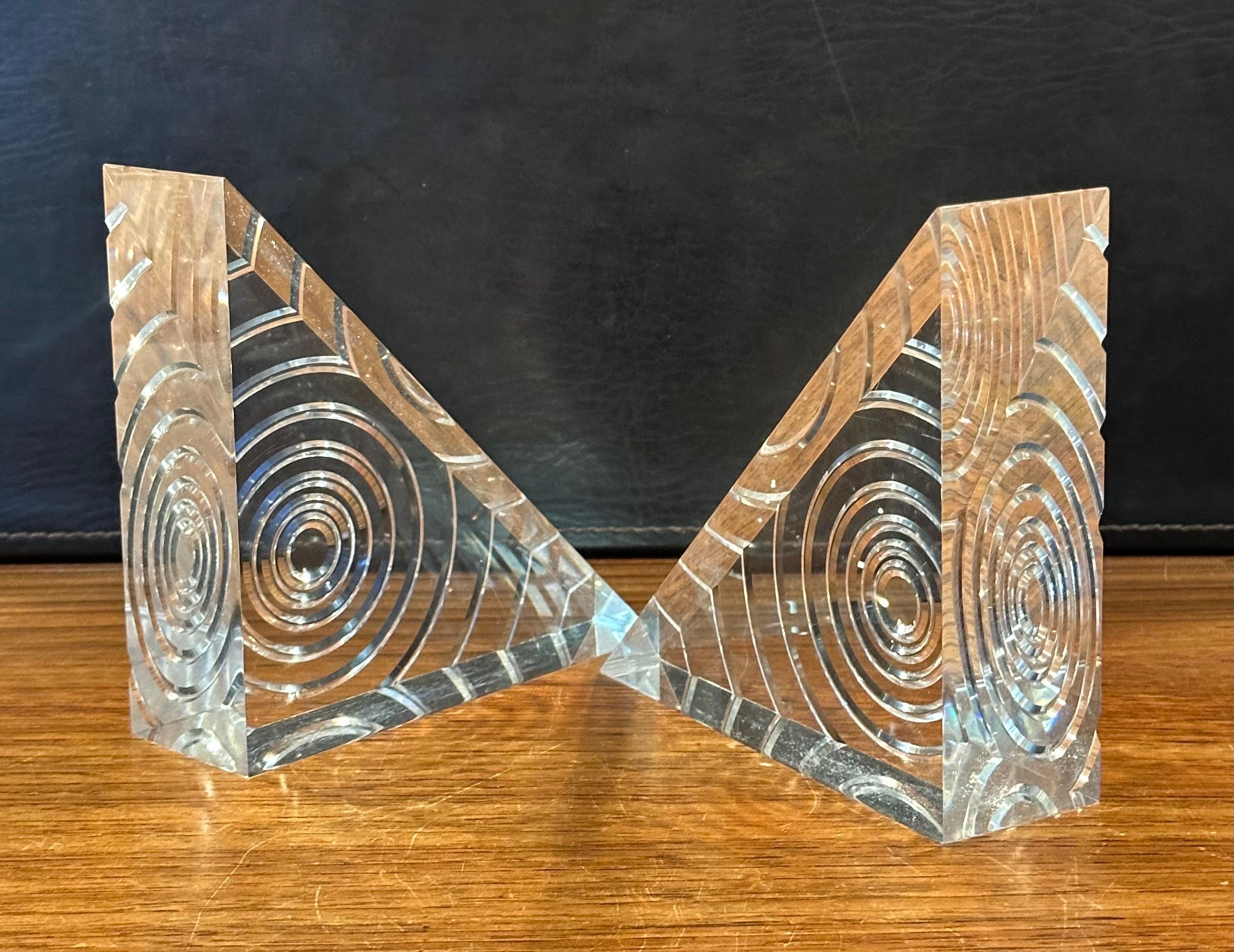 Ein Paar MCM Dreieck Lucite Buchstützen mit Spiralen von Herb Ritts für Astrolite im Zustand „Gut“ im Angebot in San Diego, CA