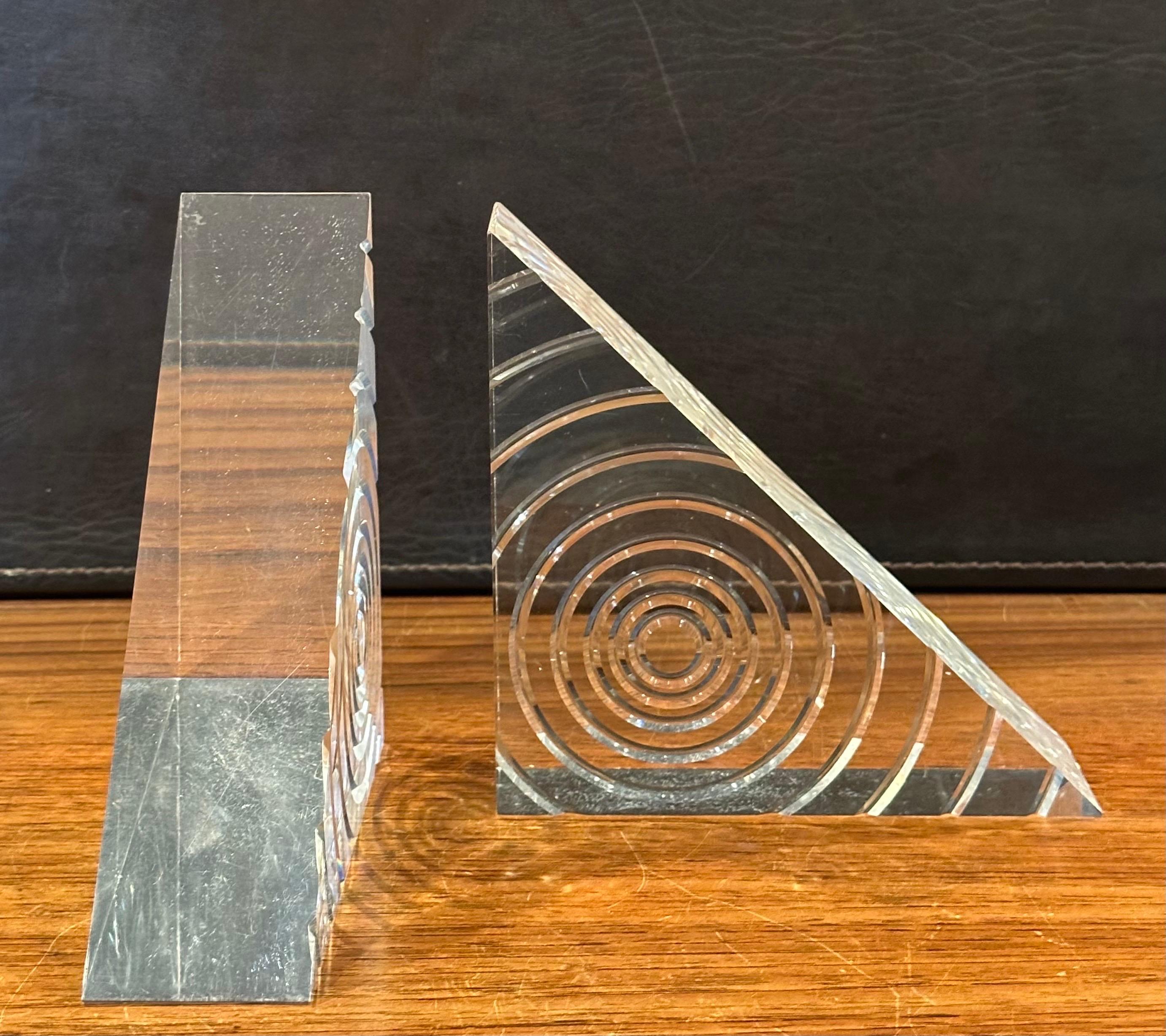 Ein Paar MCM Dreieck Lucite Buchstützen mit Spiralen von Herb Ritts für Astrolite (20. Jahrhundert) im Angebot