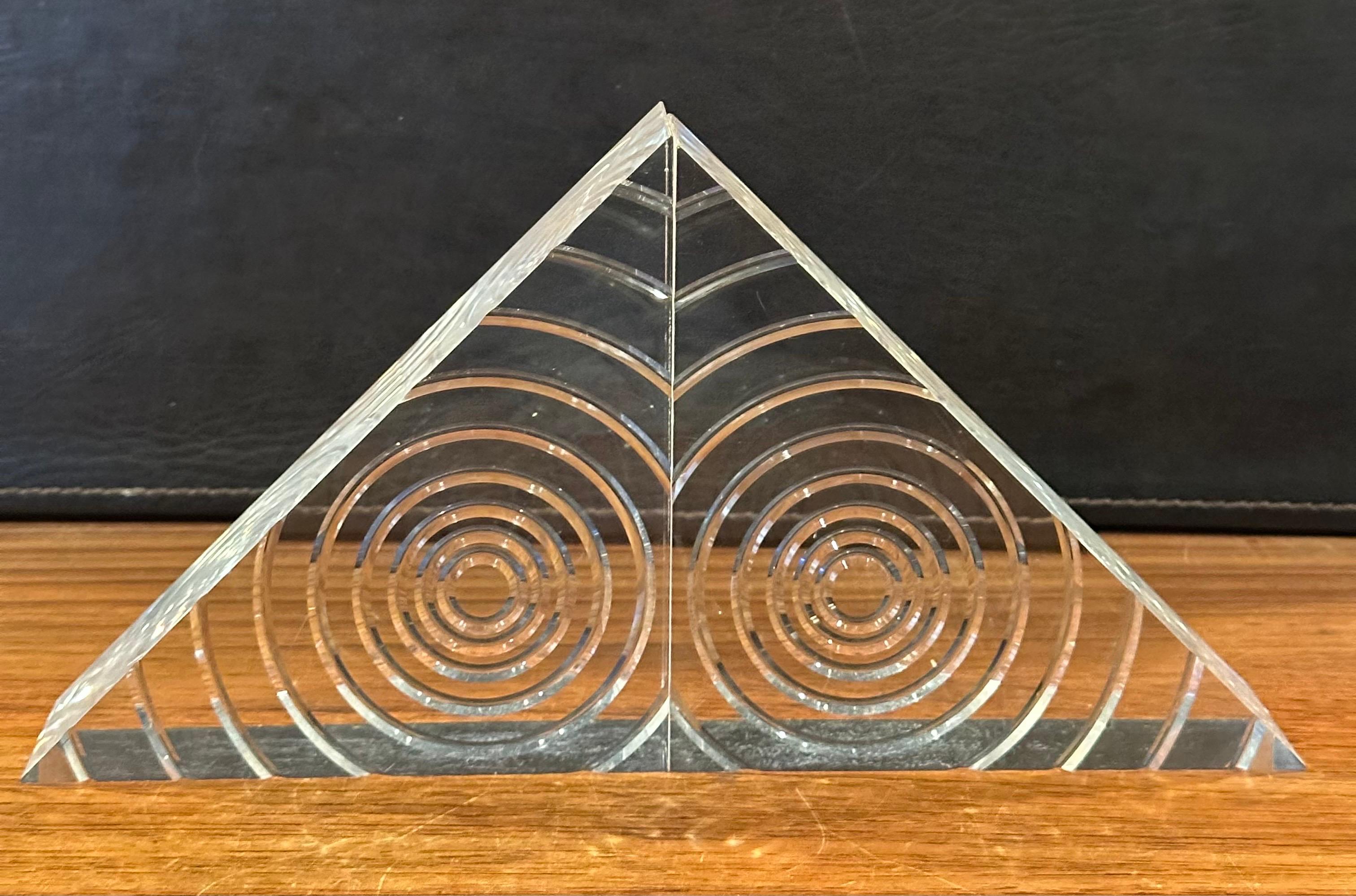 Ein Paar MCM Dreieck Lucite Buchstützen mit Spiralen von Herb Ritts für Astrolite im Angebot 1