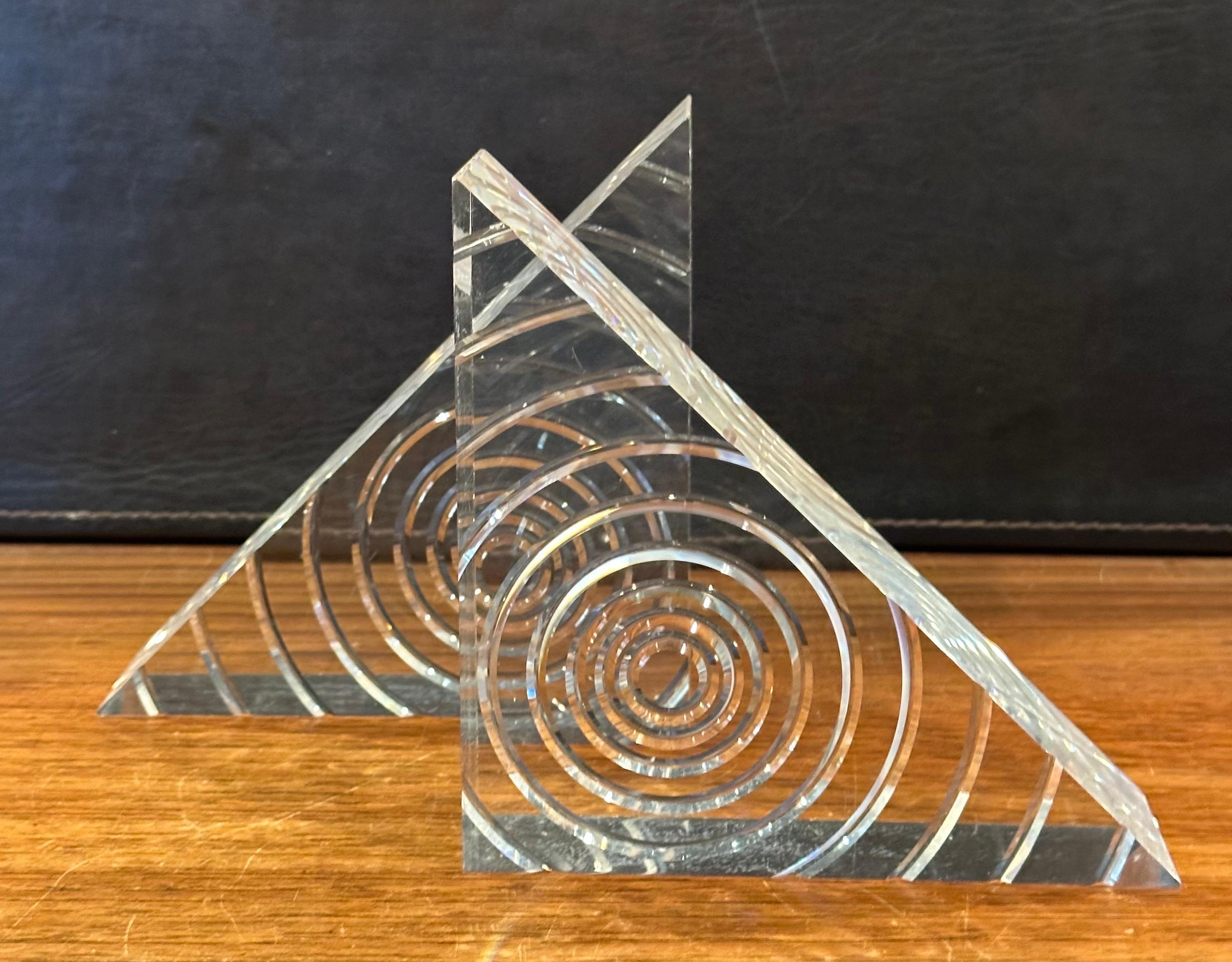 Ein Paar MCM Dreieck Lucite Buchstützen mit Spiralen von Herb Ritts für Astrolite im Angebot 2