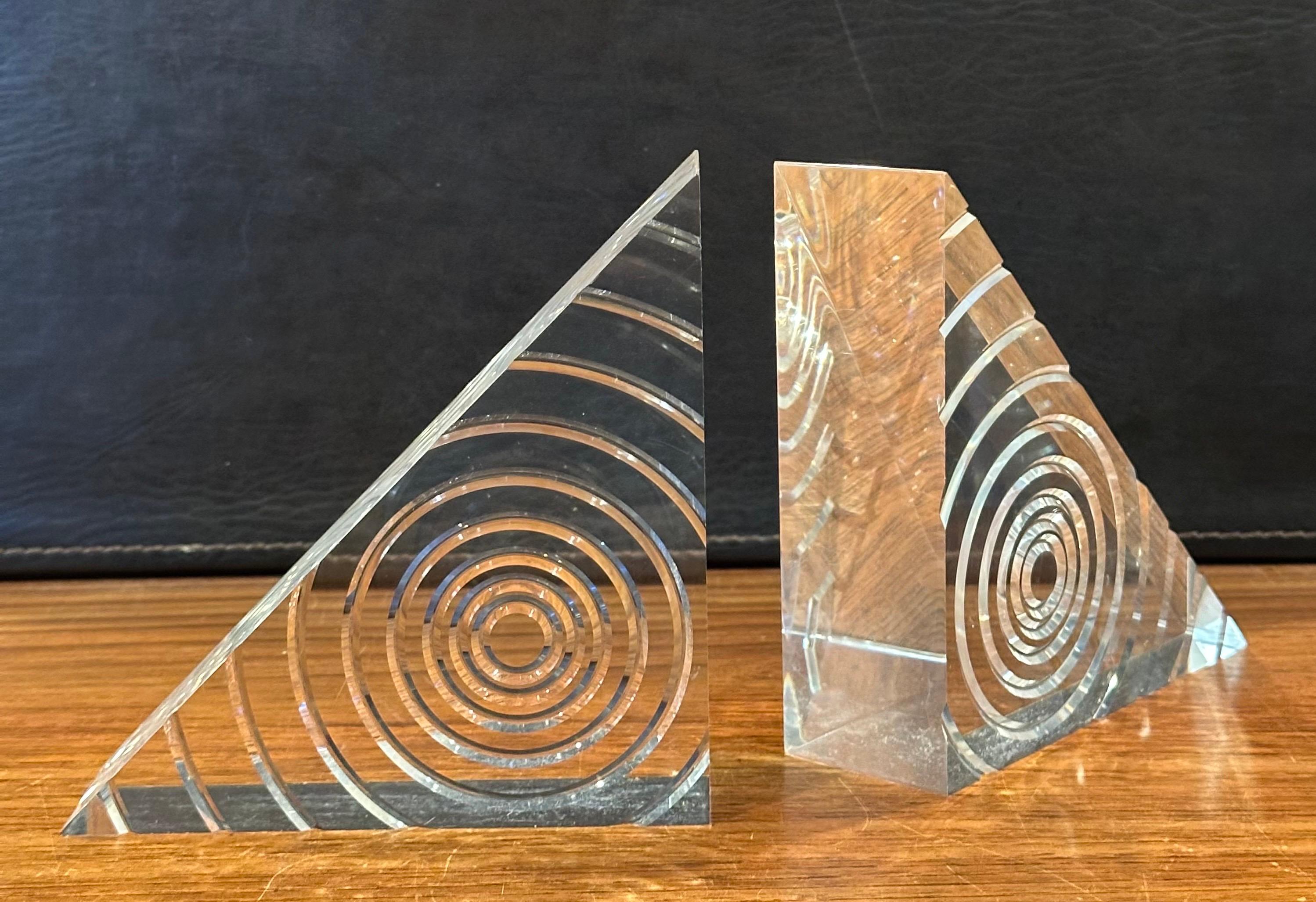 Ein Paar MCM Dreieck Lucite Buchstützen mit Spiralen von Herb Ritts für Astrolite im Angebot 3