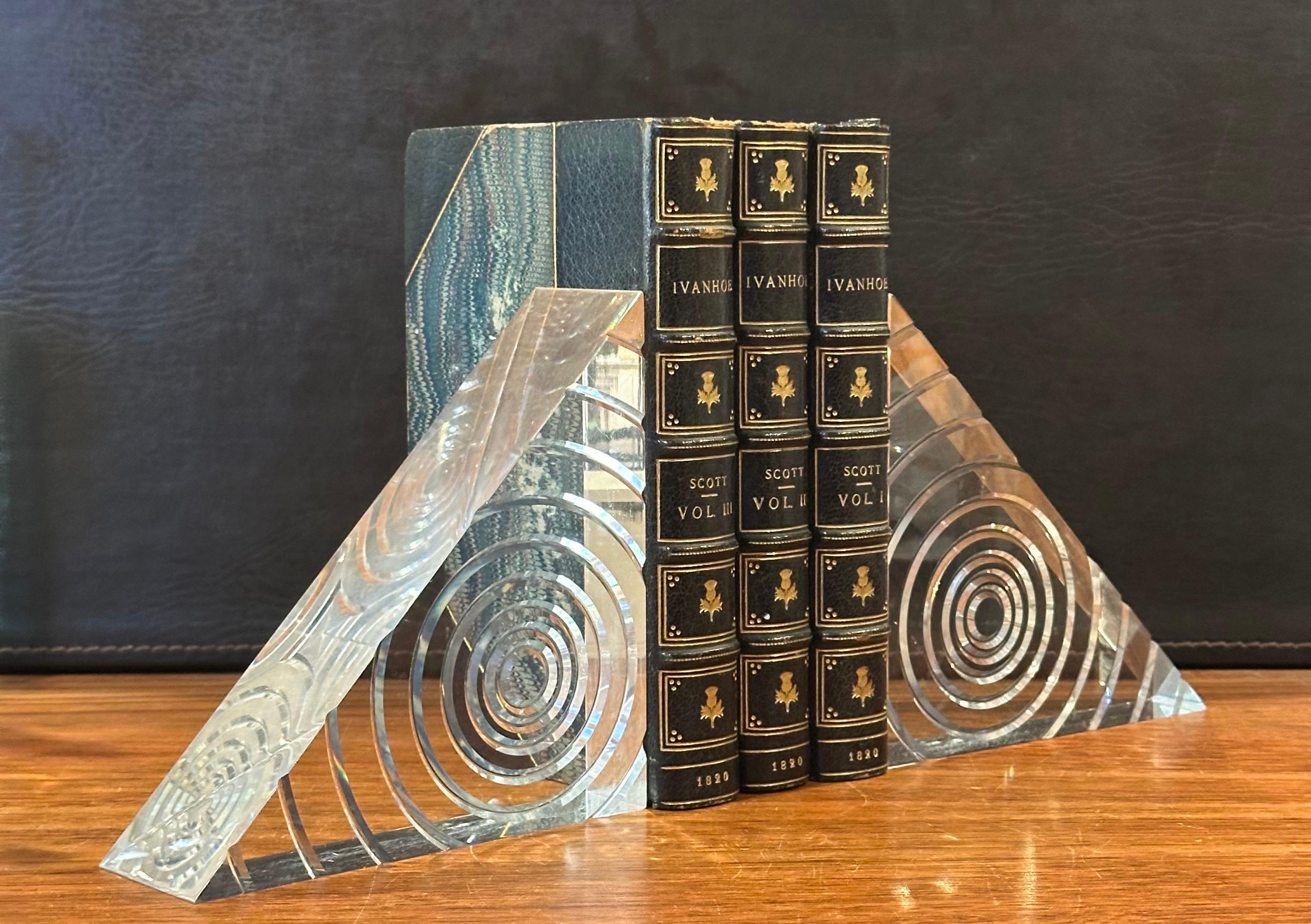 Ein Paar MCM Dreieck Lucite Buchstützen mit Spiralen von Herb Ritts für Astrolite im Angebot 4