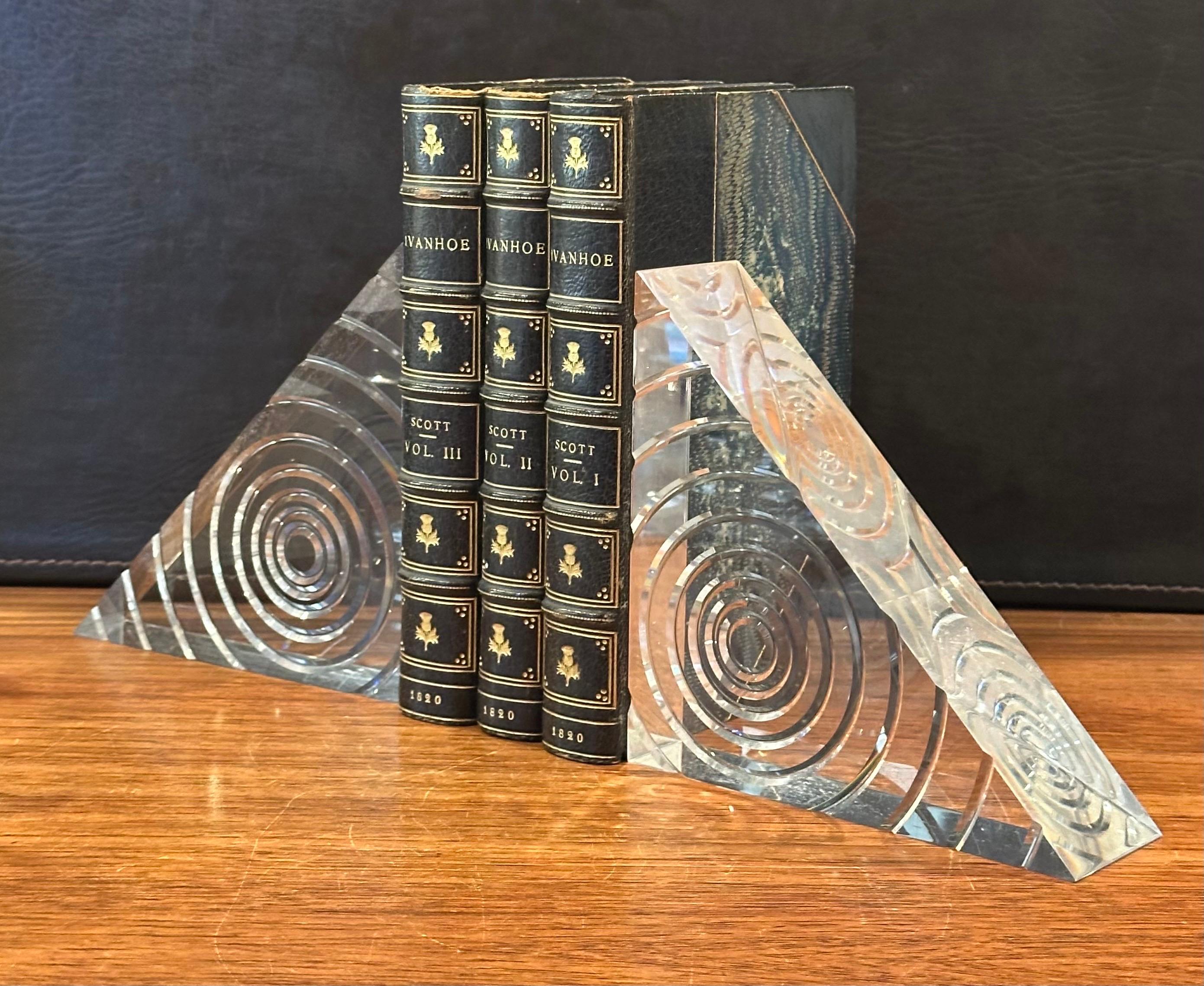 Ein Paar MCM Dreieck Lucite Buchstützen mit Spiralen von Herb Ritts für Astrolite im Angebot 6