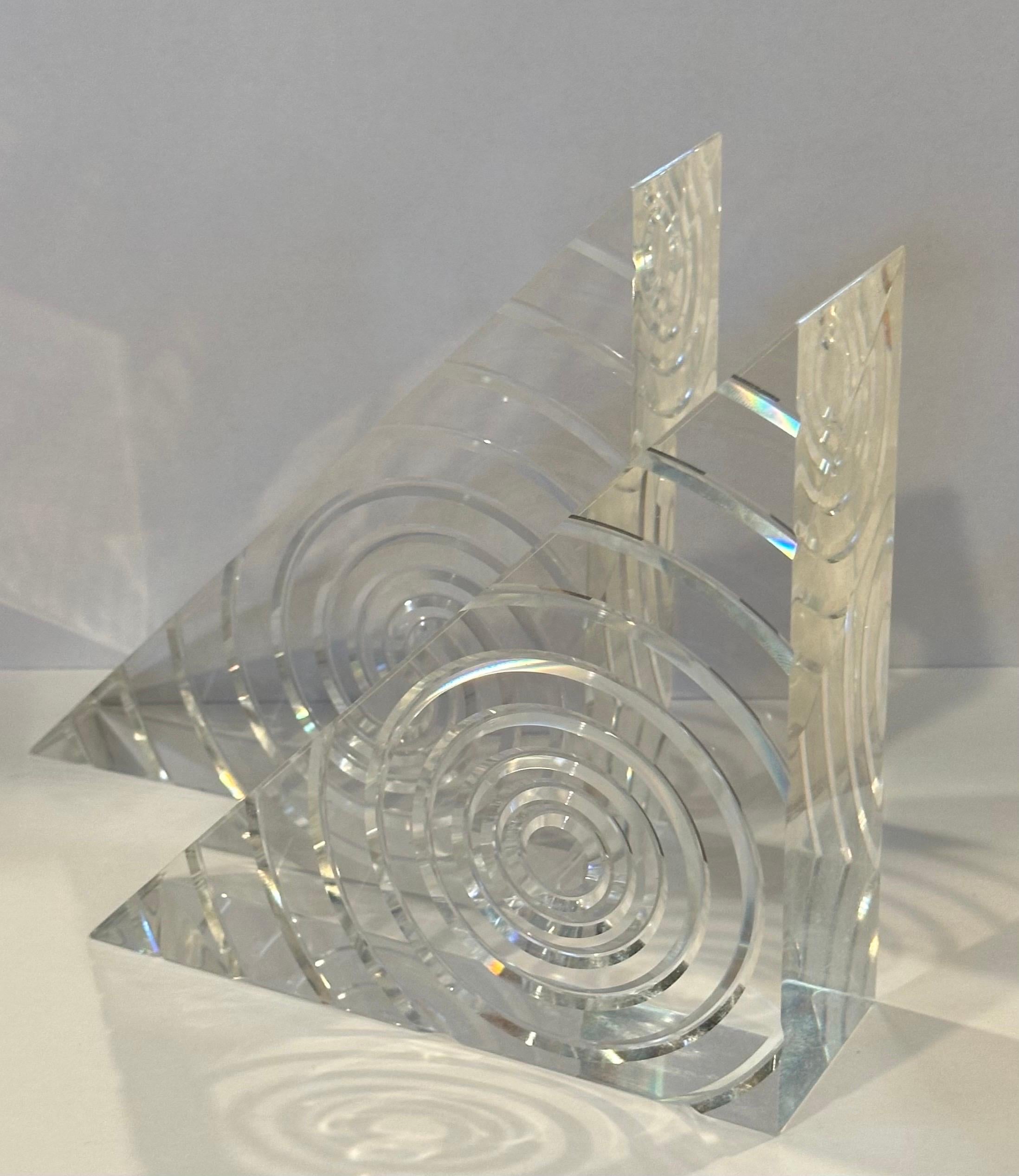 Ein Paar MCM Dreieck Lucite Buchstützen mit Spiralen von Herb Ritts für Astrolite im Angebot 7