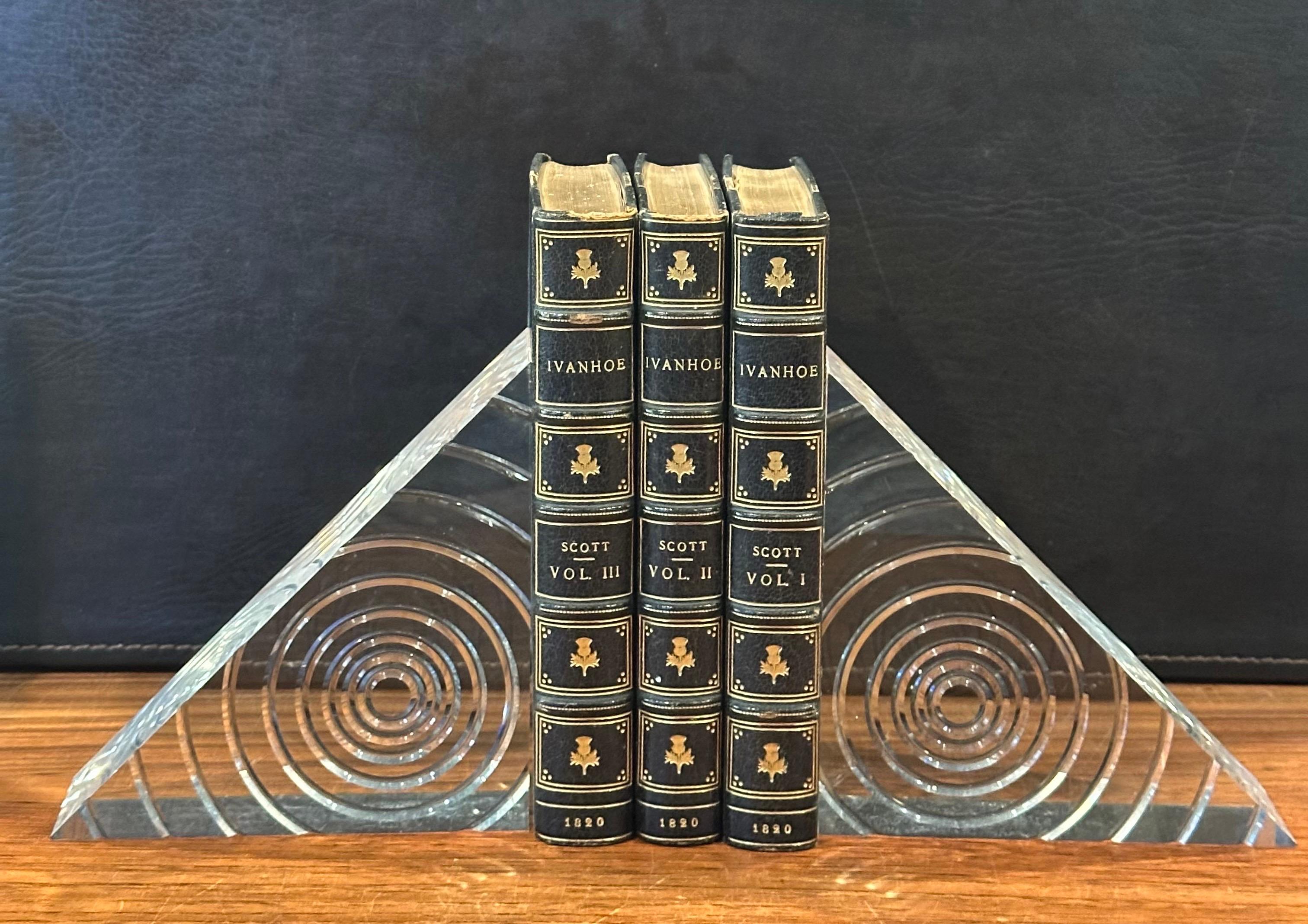 Ein Paar MCM Dreieck Lucite Buchstützen mit Spiralen von Herb Ritts für Astrolite im Angebot 5