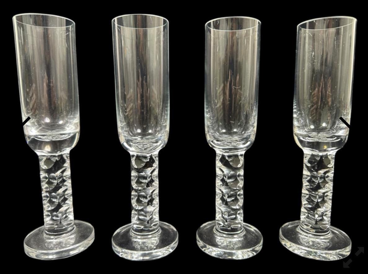 Elegant ensemble de quatre flûtes à champagne par Adolph Matura pour Moser Glassworks of Czechoslovakia, vers les années 1970.  Cet ensemble rare est en très bon état, sans éclats ni fissures, et chaque verre mesure 2,75 