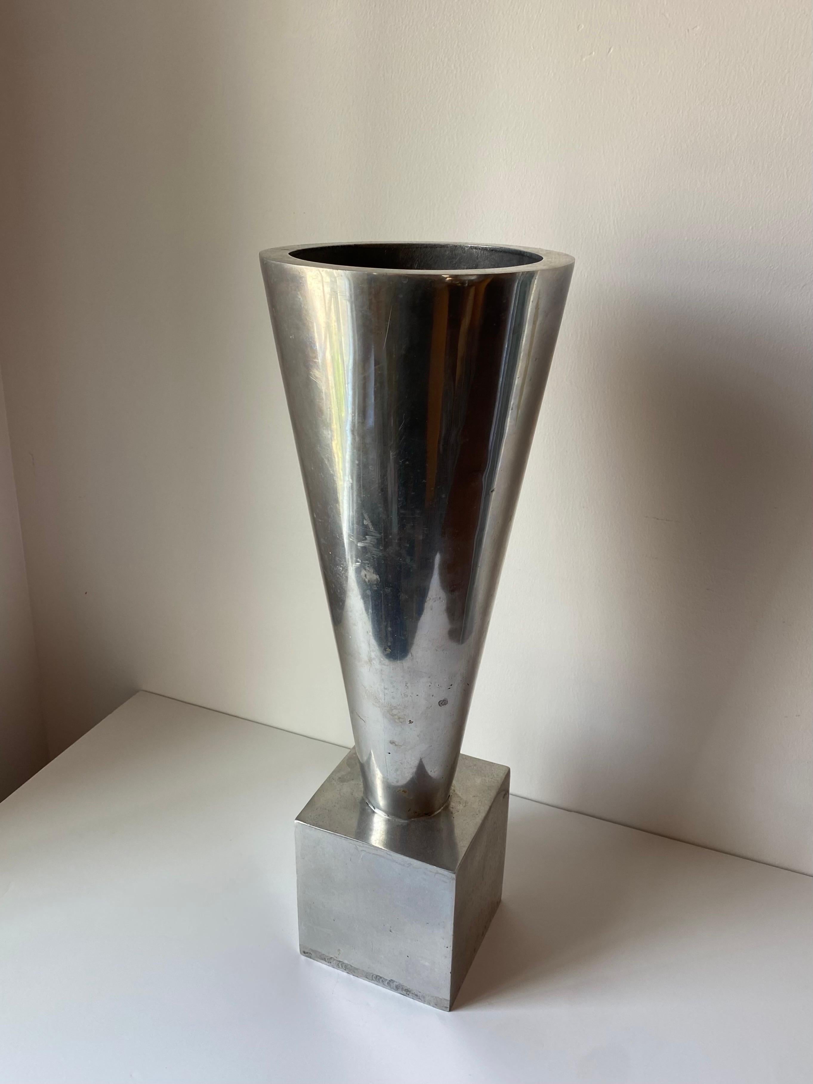 Vaso modernista in alluminio degli anni '70 di AZ Cast Products in vendita 3