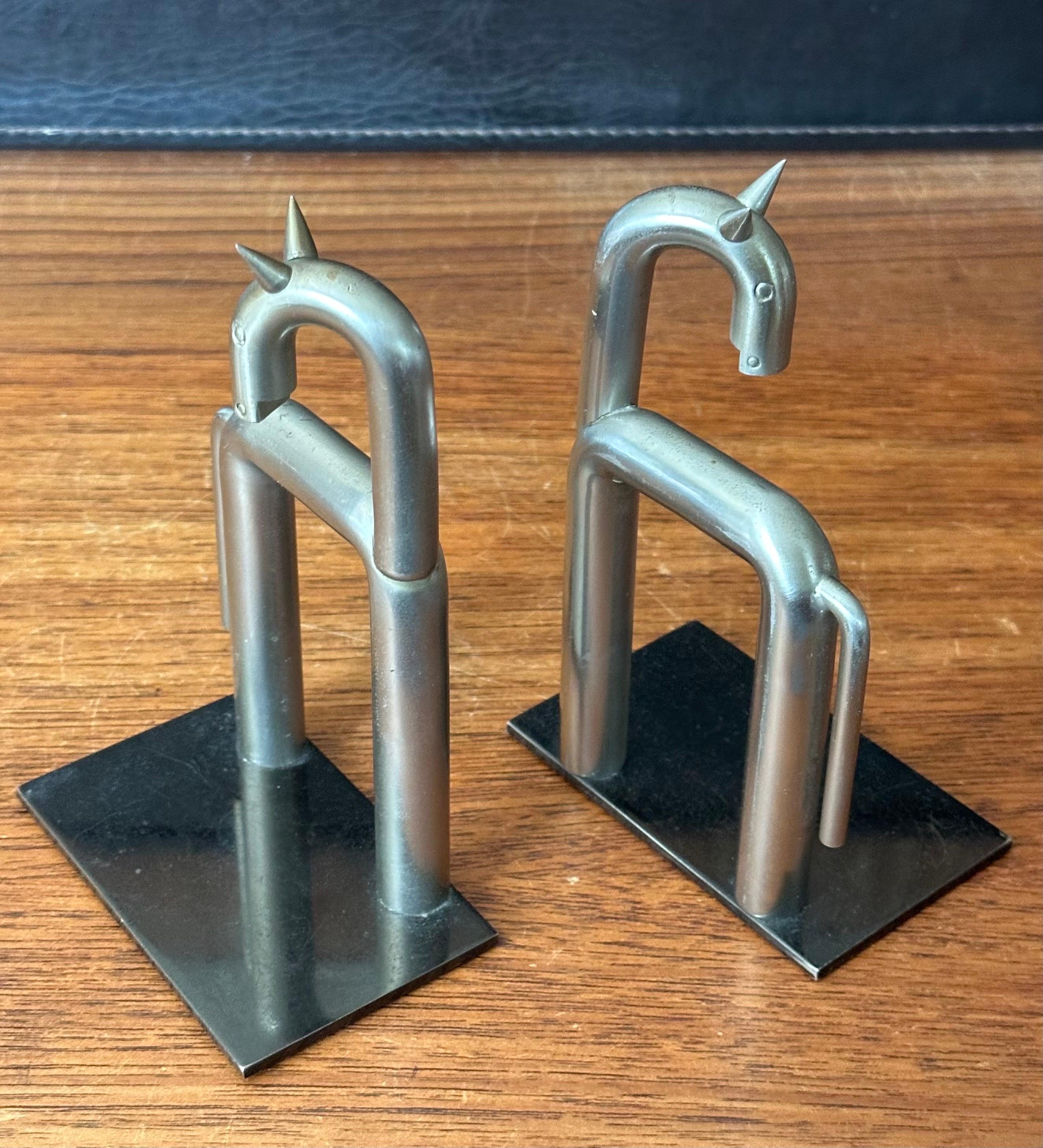 Coppia di reggilibri in nichel Art Deco Horse di Walter Von Nessen per Chase and Co. in vendita 4