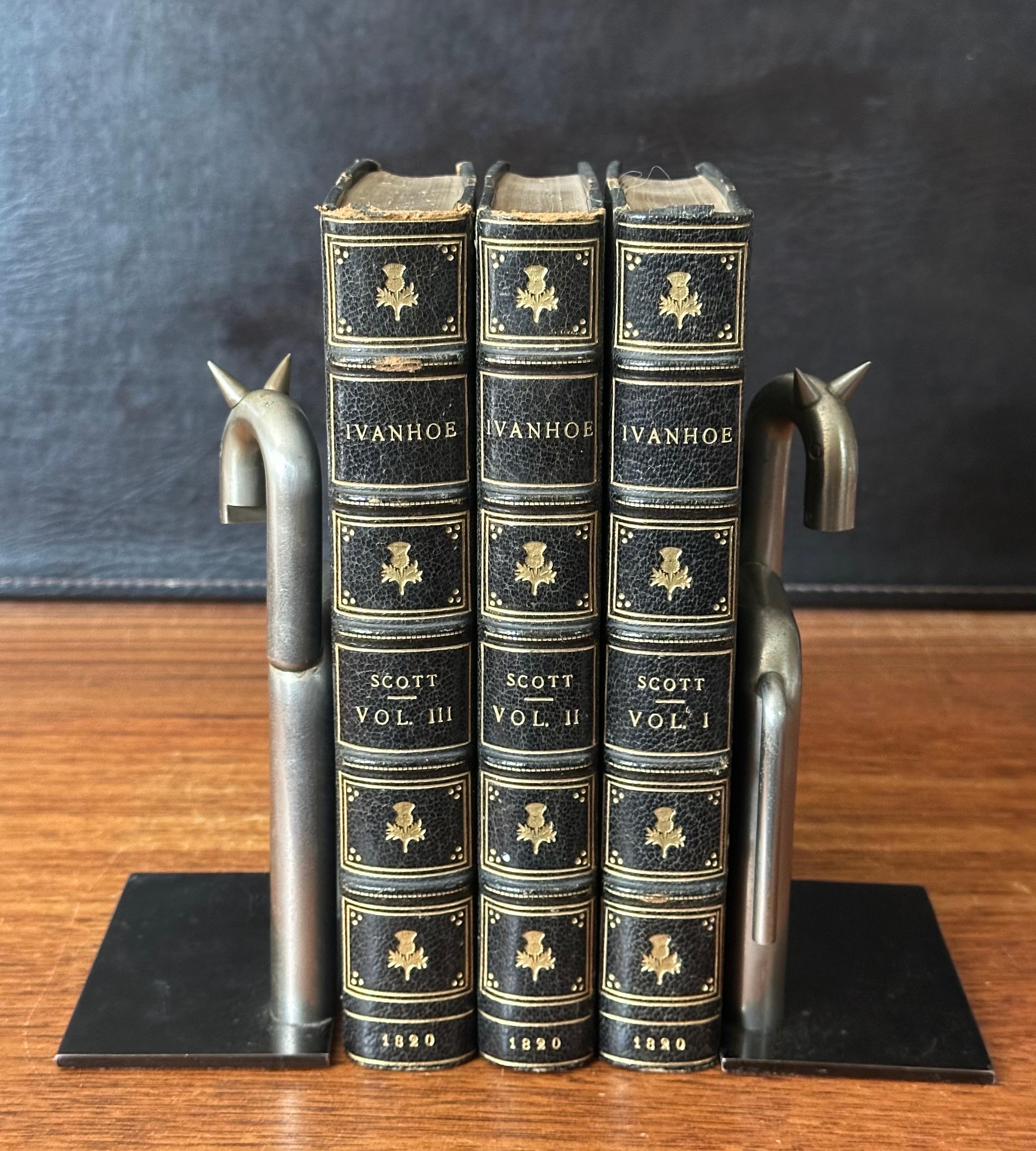 Coppia di reggilibri in nichel Art Deco Horse di Walter Von Nessen per Chase and Co. in vendita 9