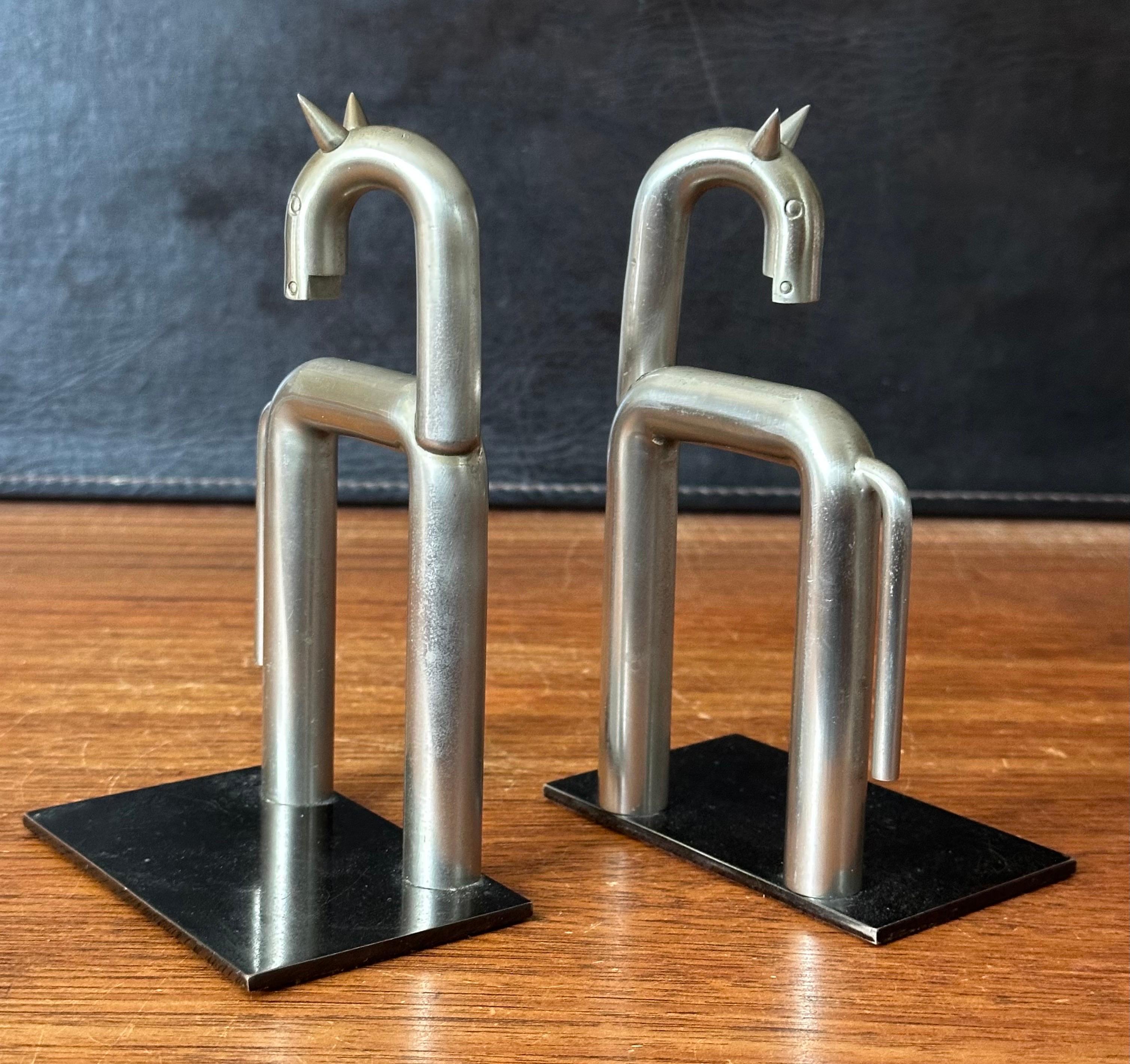 Coppia di reggilibri in nichel Art Deco Horse di Walter Von Nessen per Chase and Co. in vendita 6