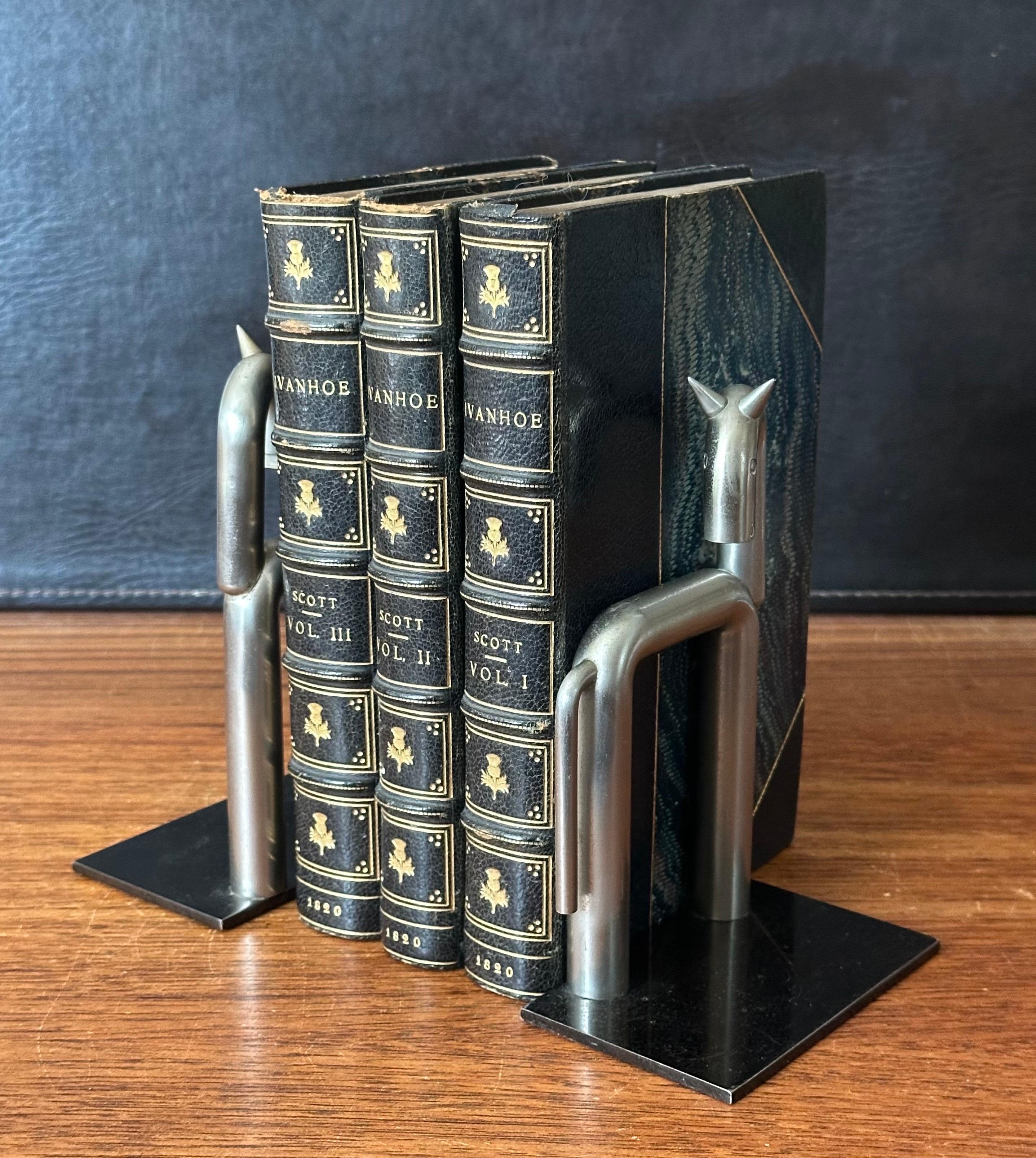 Coppia di reggilibri in nichel Art Deco Horse di Walter Von Nessen per Chase and Co. in vendita 10