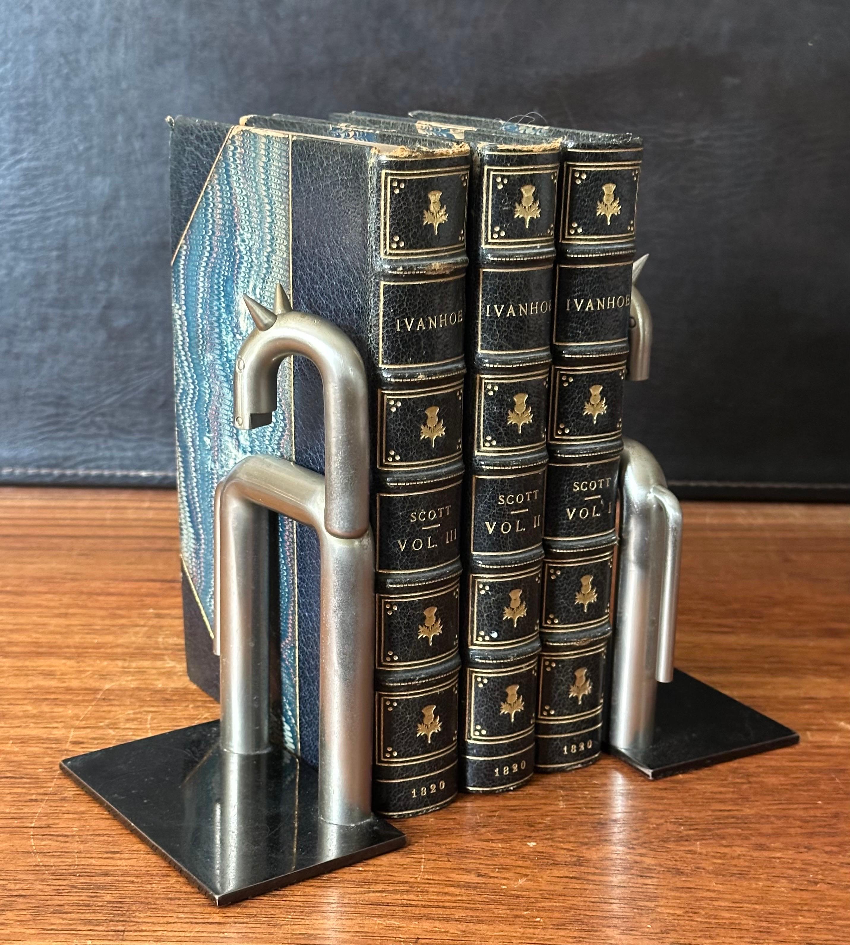 Coppia di reggilibri in nichel Art Deco Horse di Walter Von Nessen per Chase and Co. in vendita 8