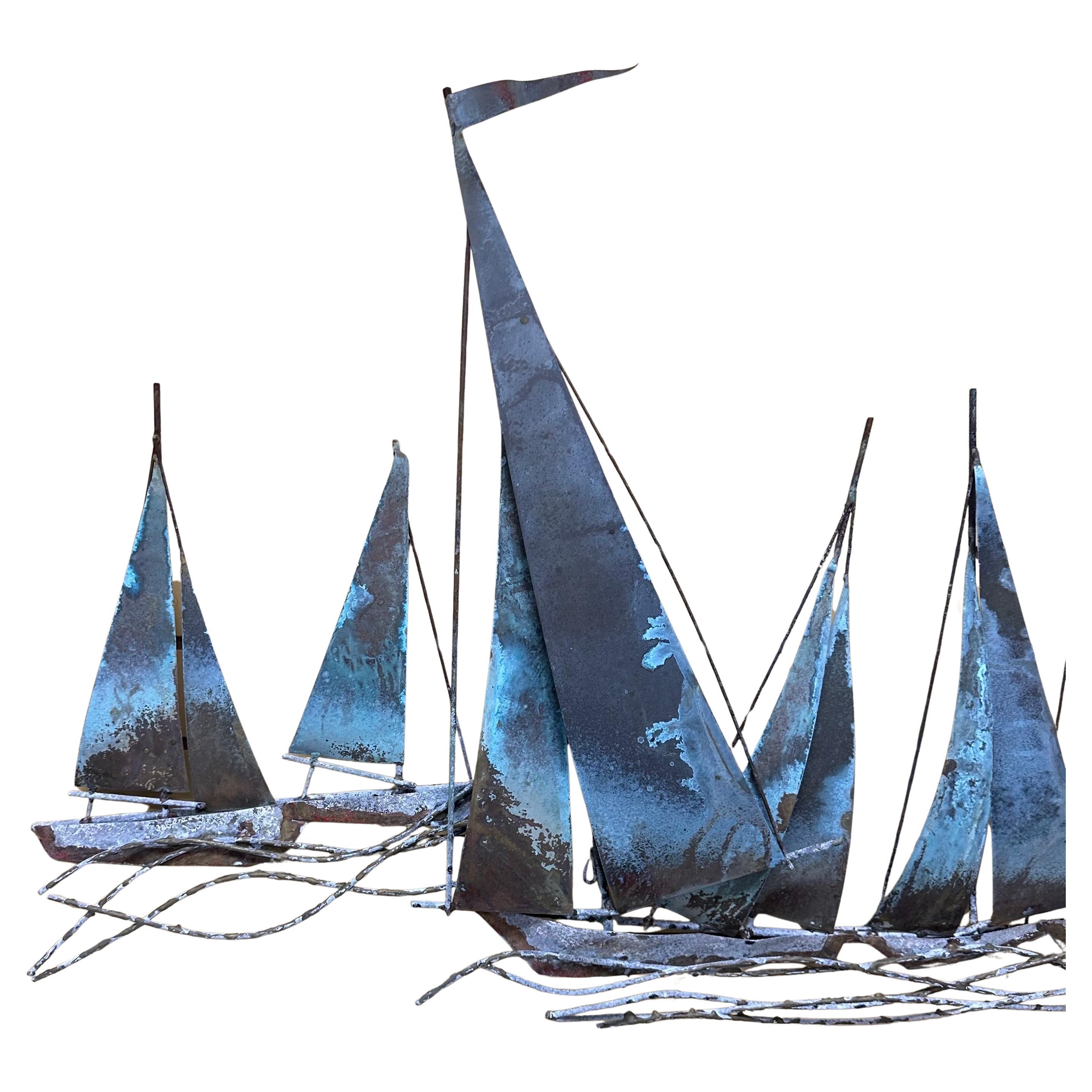 Super seltene und sehr schwer zu findende Segelbootregatta Wandskulptur aus gemischtem Metall von C. Jere für Artisan House, ca. 1970er Jahre. Das Stück, das eine Segelbootregatta auf dem Meer darstellt, ist in sehr gutem Zustand und hat eine tolle