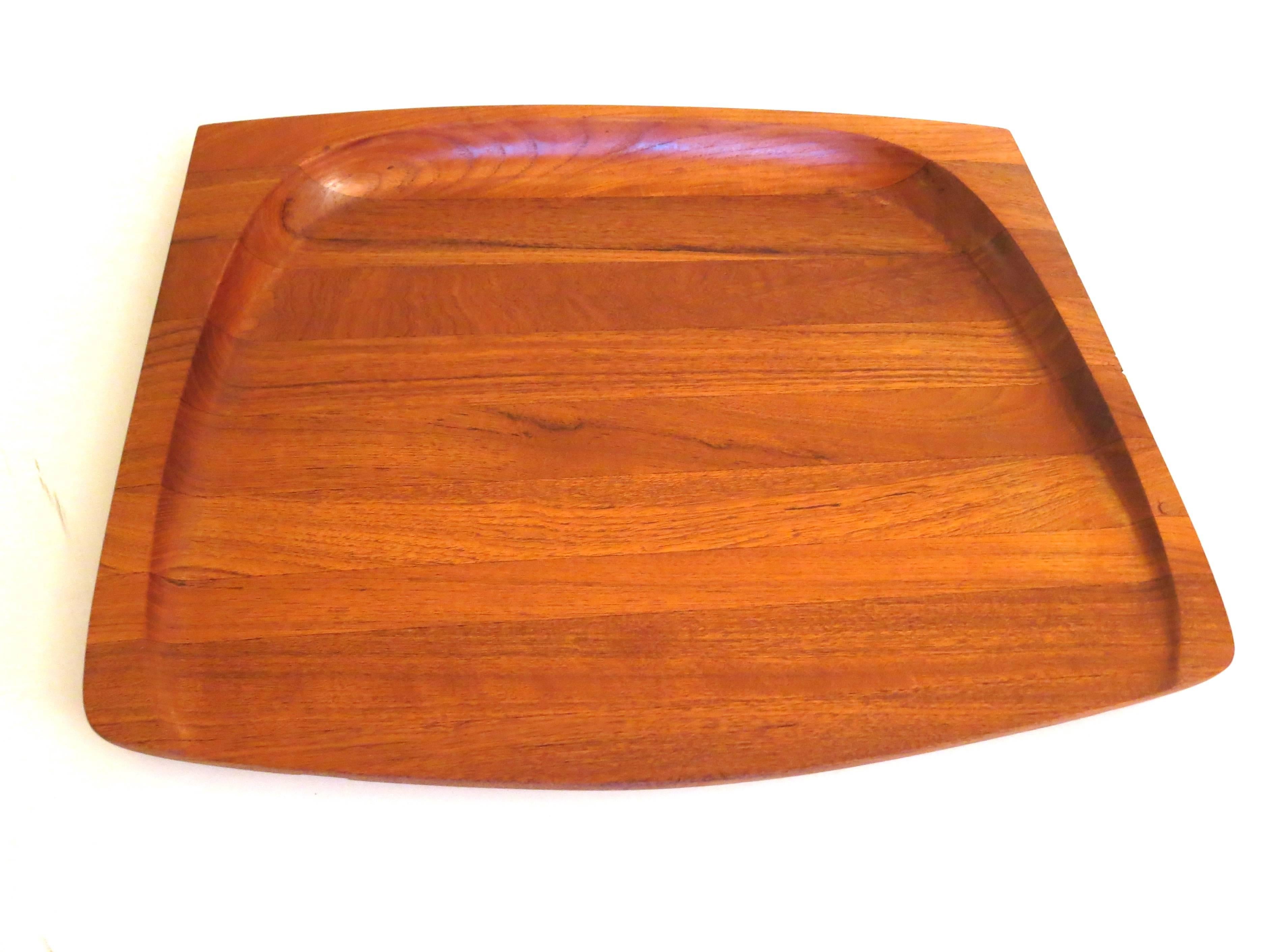 Beautiful solid teak slanted cutting board , designed by Quistgaard for dansk early production , large size great condition .and beautiful grain.