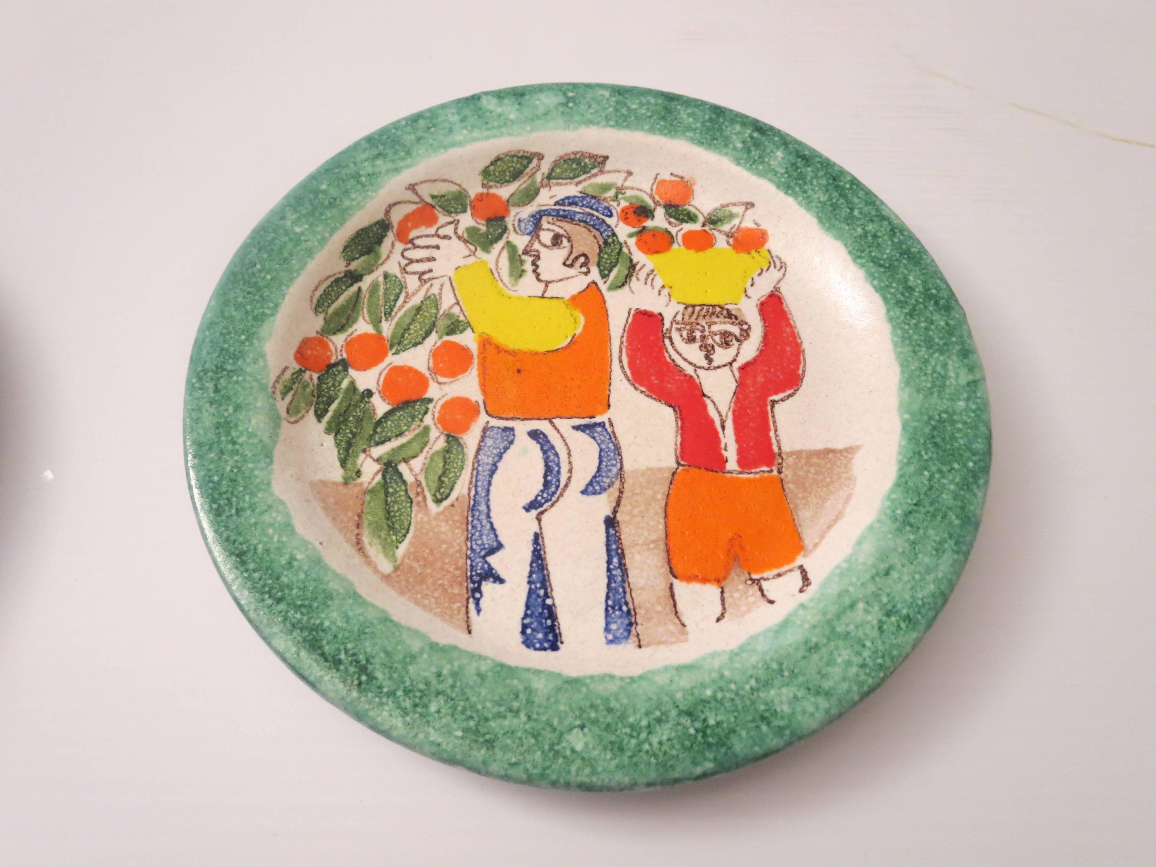 Pair of Decorative Hand-Painted Italian Ceramic Plates by DeSimone In Excellent Condition In San Diego, CA
