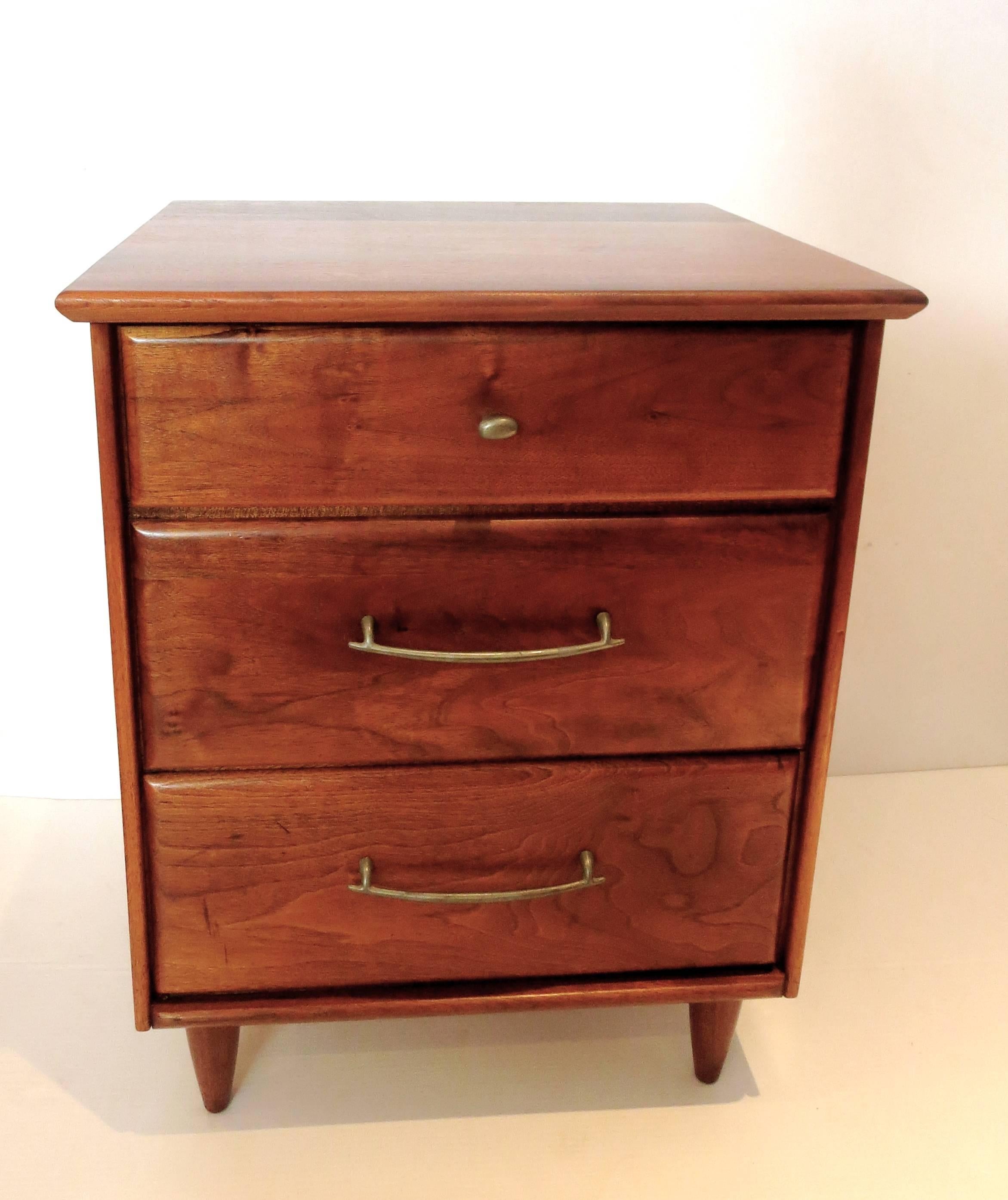 Beautiful design, nice grain on these matching set of two solid walnut nightstands, with solid aluminum handles, freshly refinished nice condition, simple and elegant manufactured by ACE-HI of California, the Prelude line, circa 1960s.