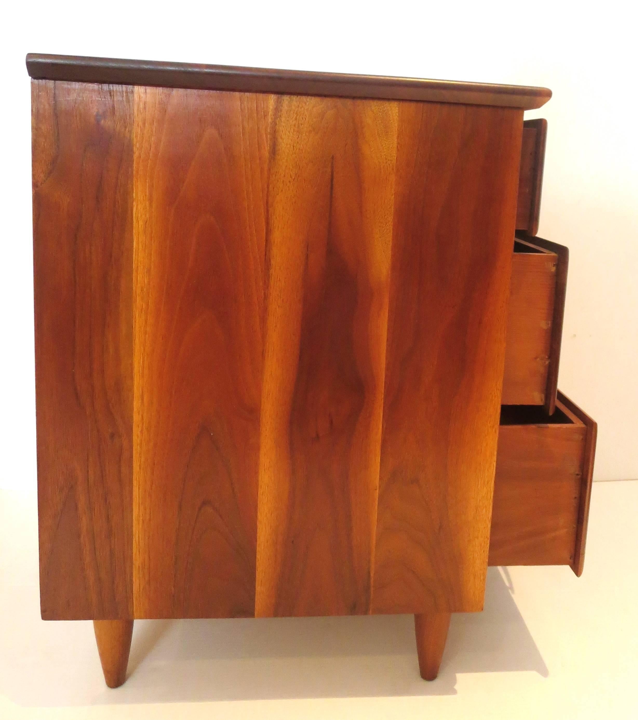 American Modern California Design Pair of Solid Walnut Nightstands In Excellent Condition In San Diego, CA