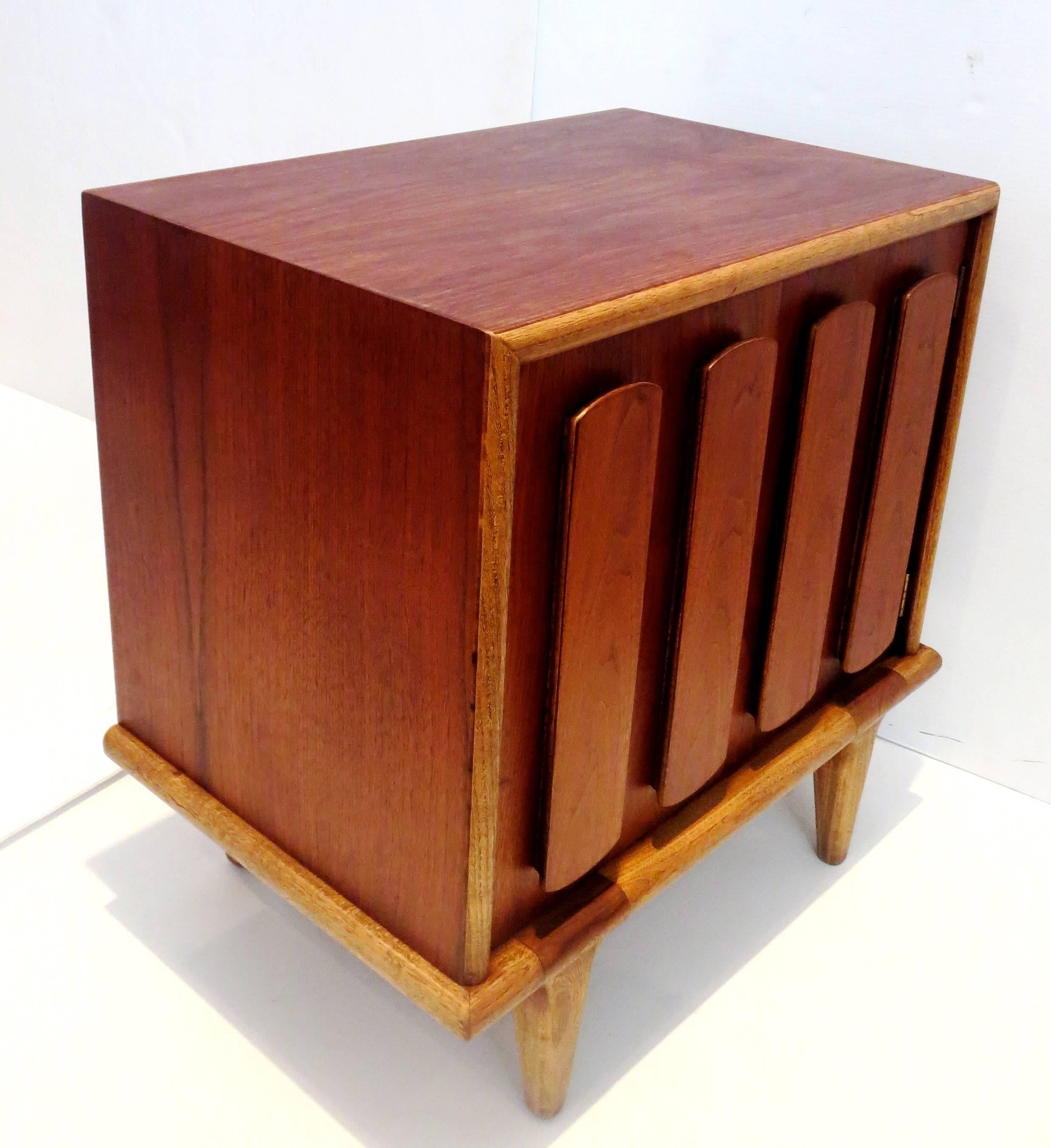 20th Century Pair of 1950s American Modern Two-Tone Walnut Nightstands