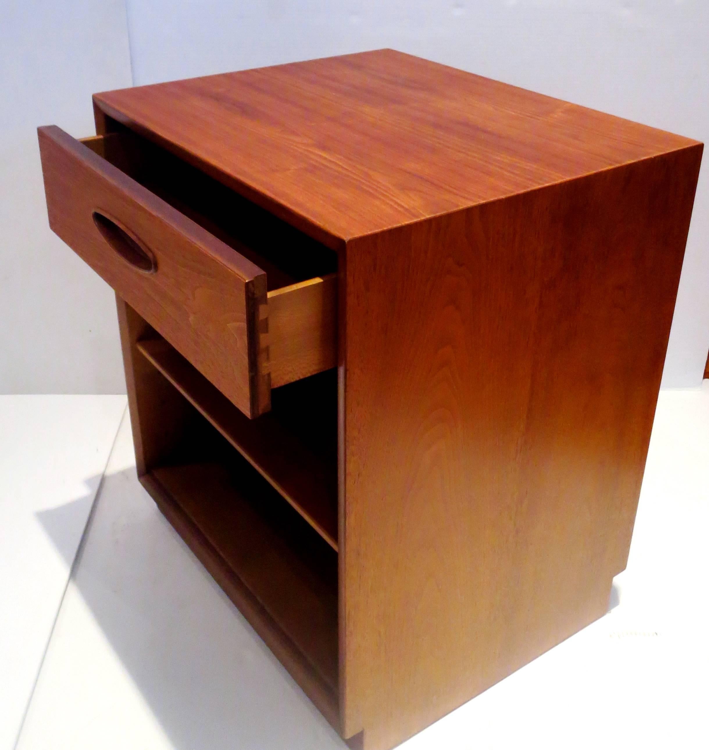 1960s Danish Modern Walnut Single Nightstand by Henredon In Excellent Condition In San Diego, CA