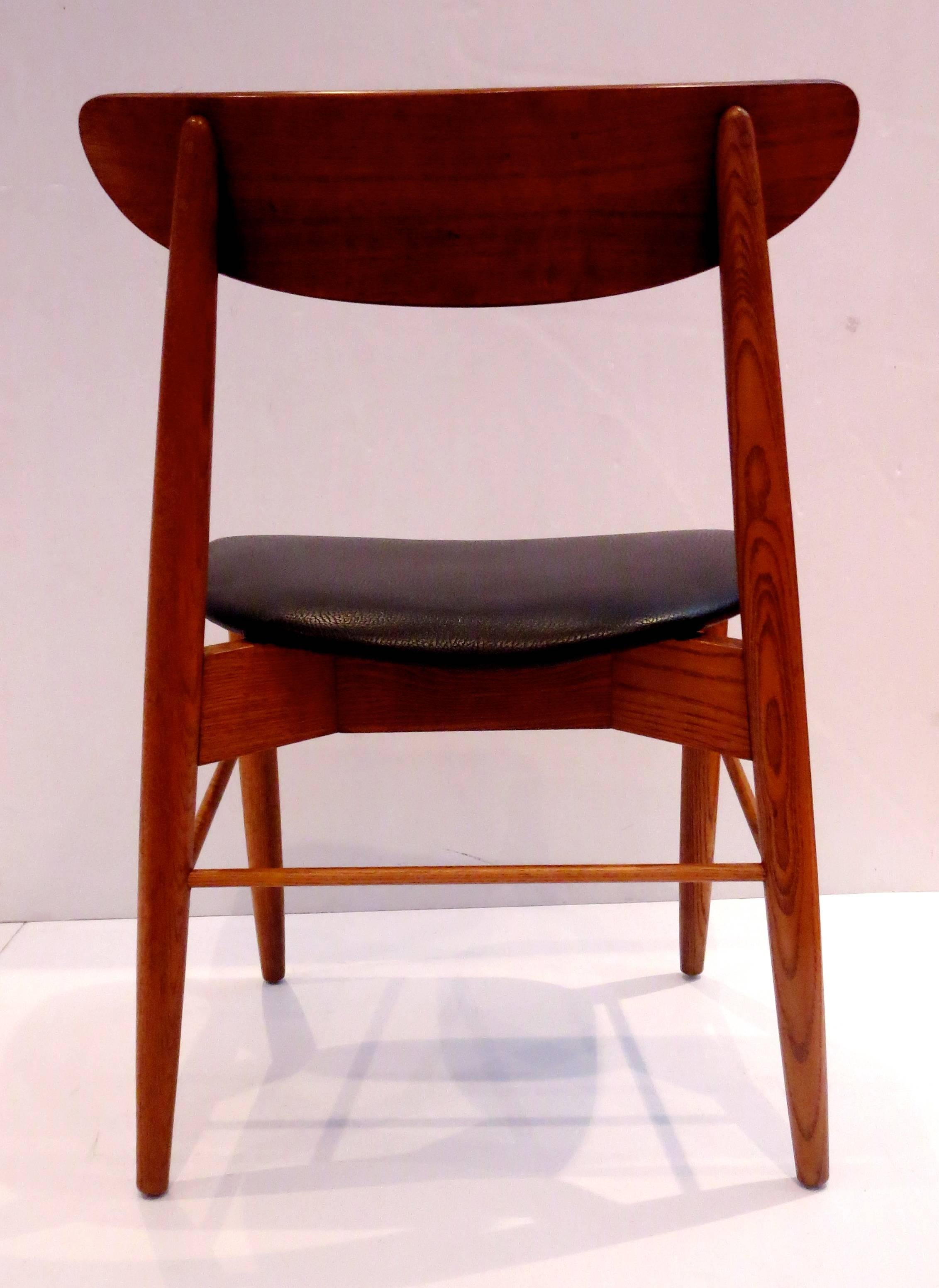 Scandinavian Modern Classic Mid-Century Danish Modern Set of Six Curved Back Dining Chairs